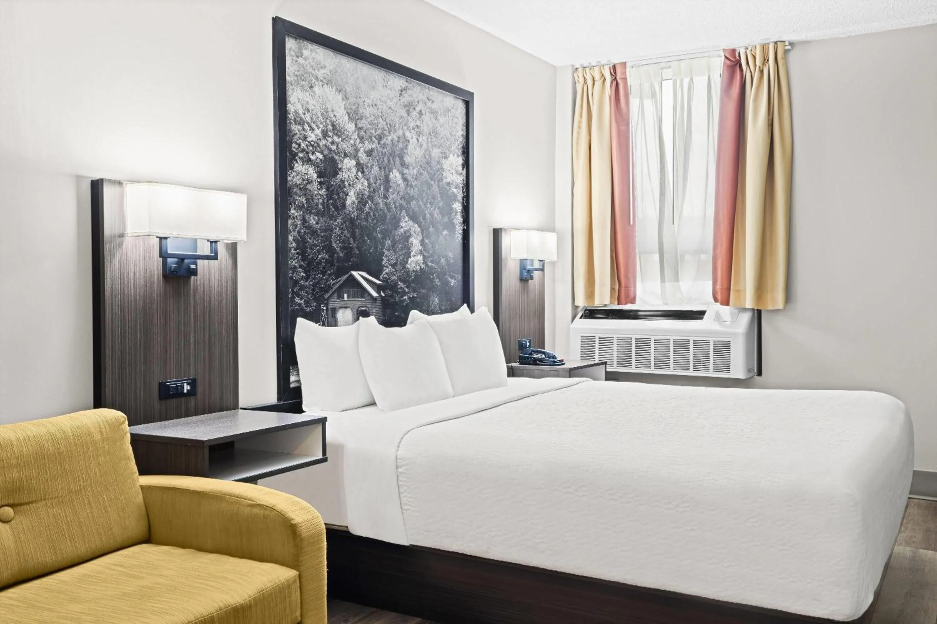 Photo of the whole room, Bed in Super 8 by Wyndham Thunder Bay