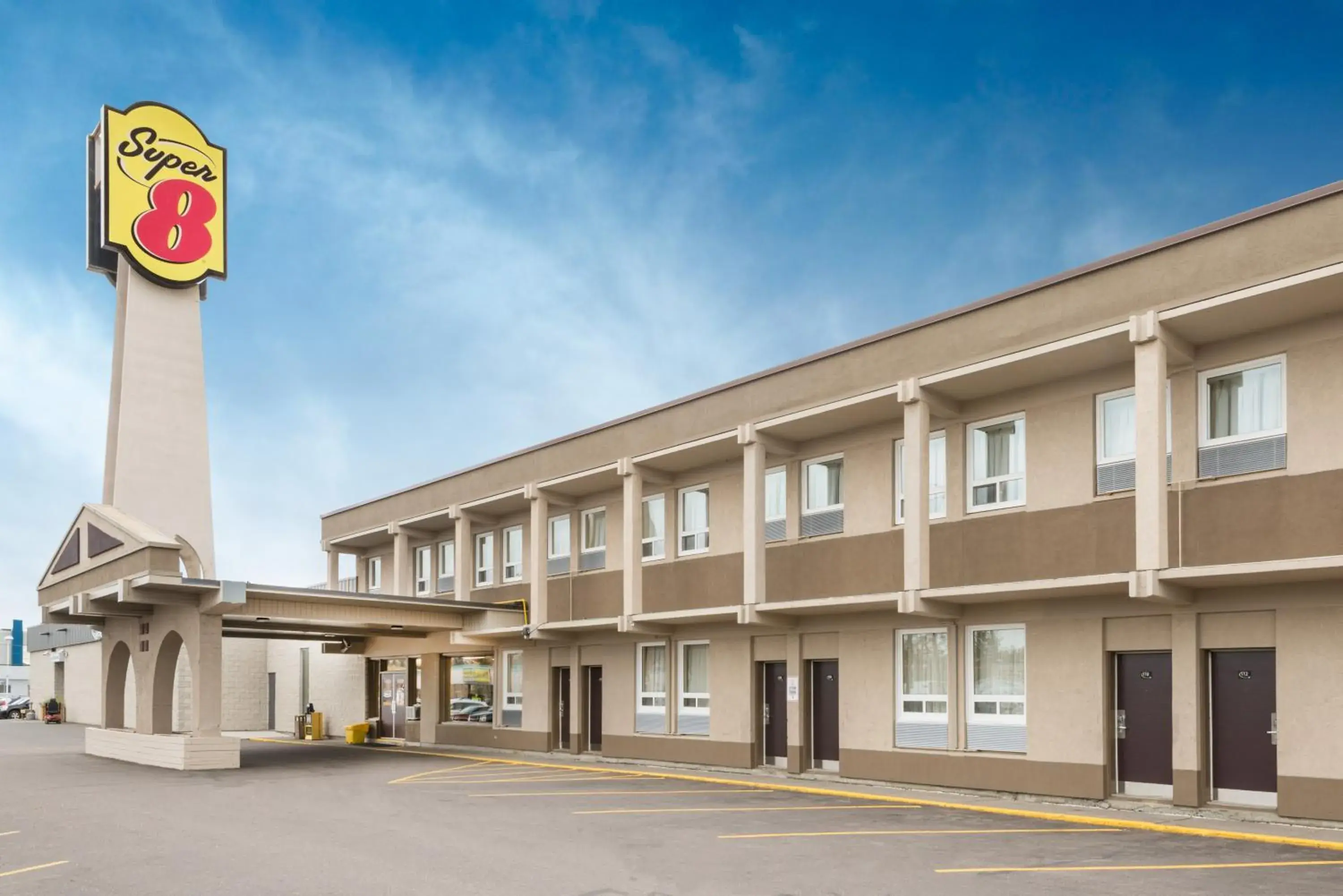 Facade/entrance in Super 8 by Wyndham Thunder Bay Facade/entrance in Super 8 by Wyndham Thunder Bay