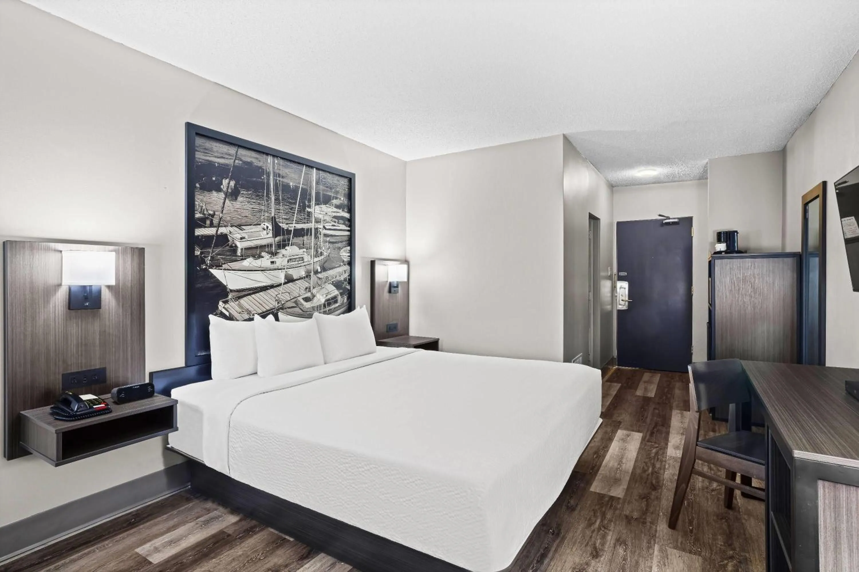 Bed in Super 8 by Wyndham Thunder Bay