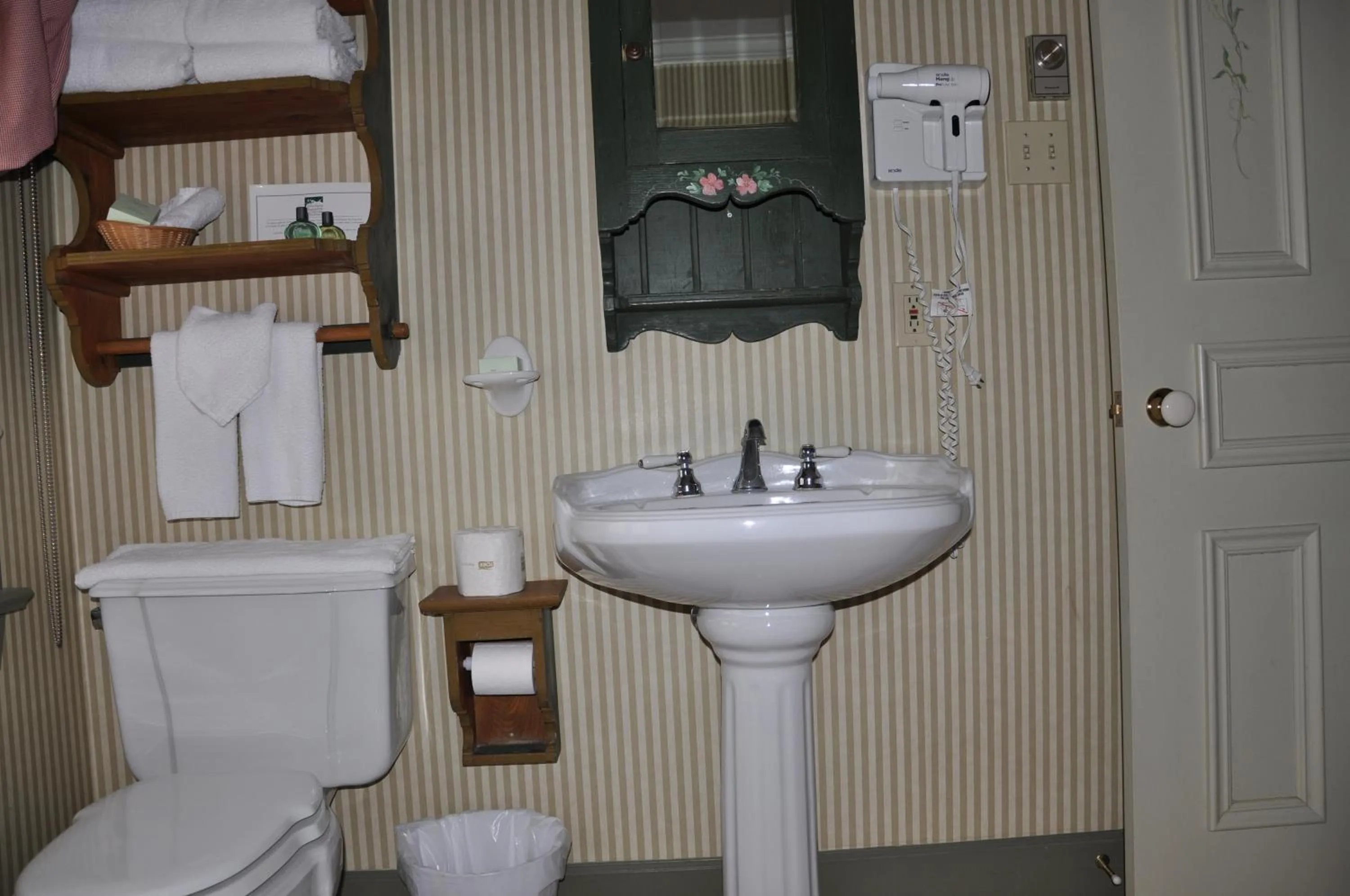 Bathroom in Auberge Lakeview Inn