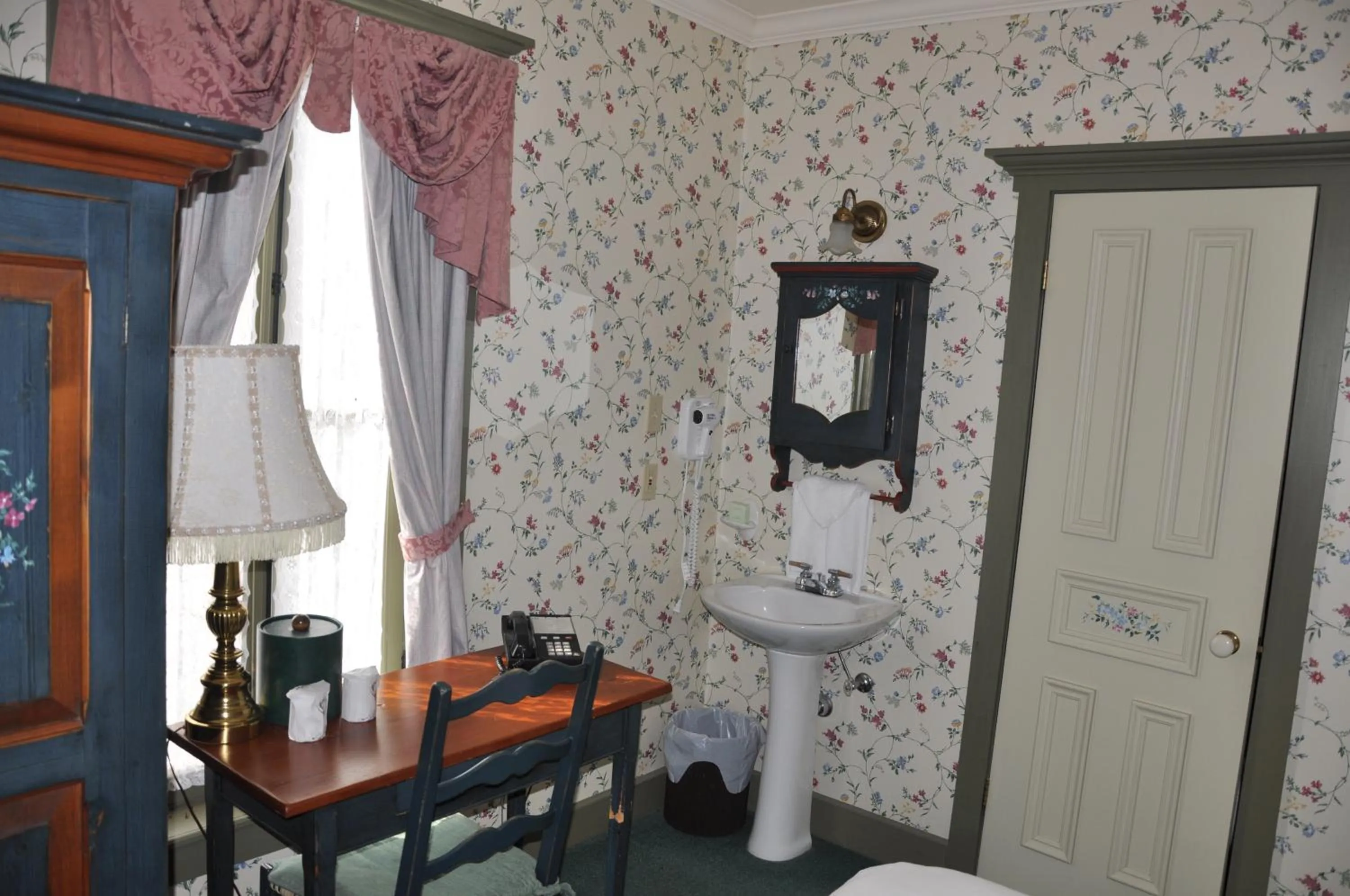 Seating area in Auberge Lakeview Inn