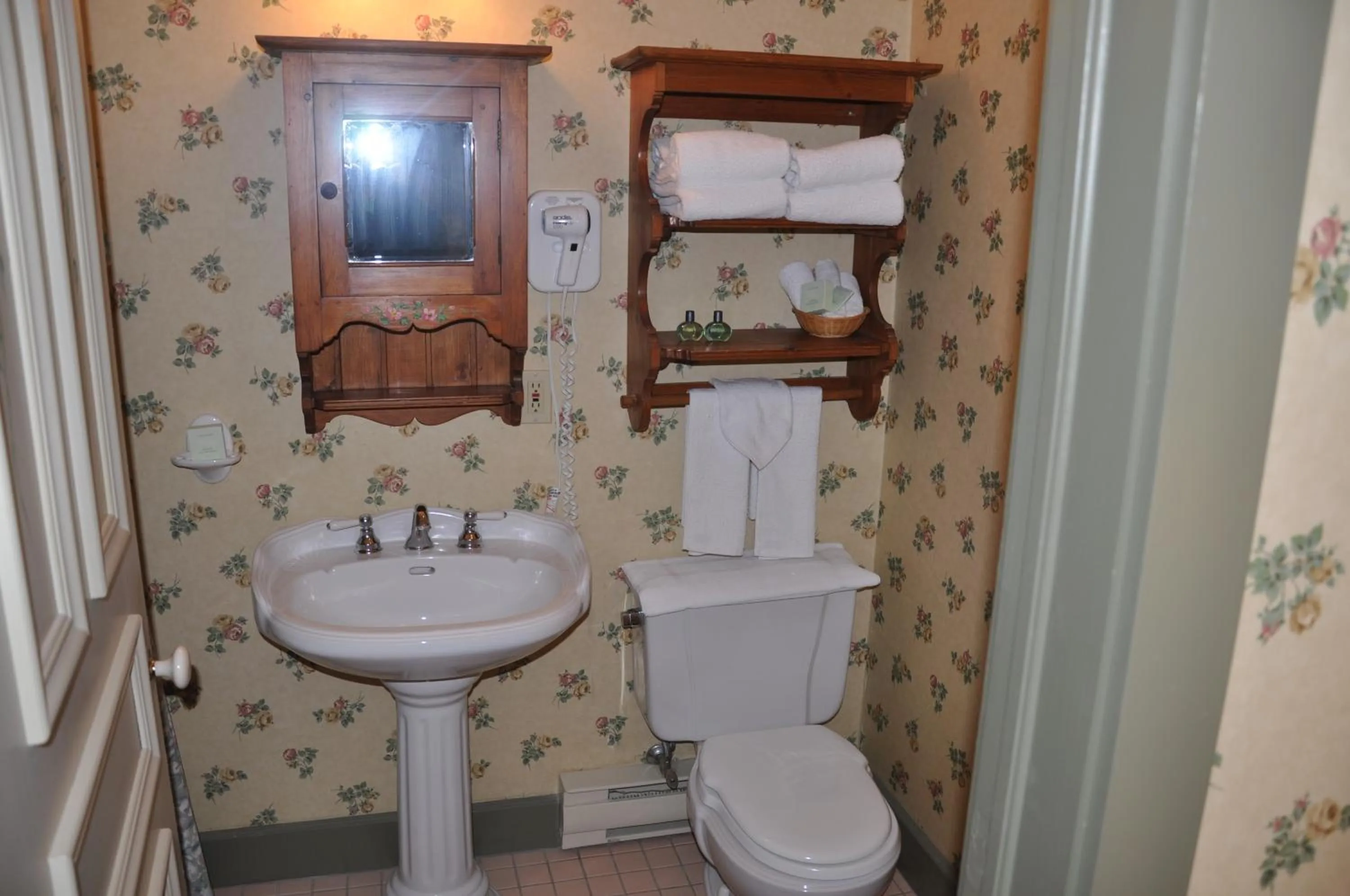 Toilet in Auberge Lakeview Inn