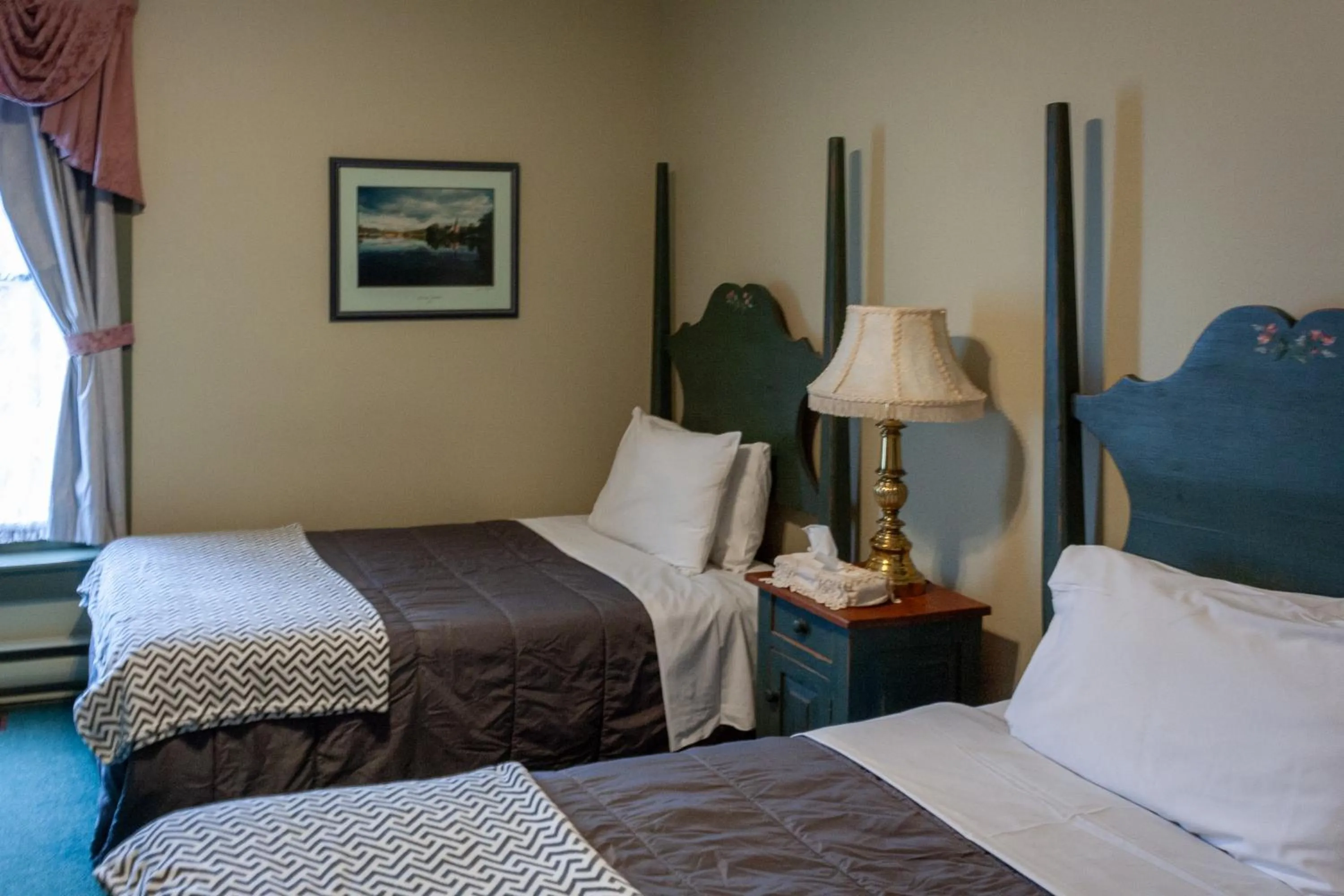 Bed in Auberge Lakeview Inn