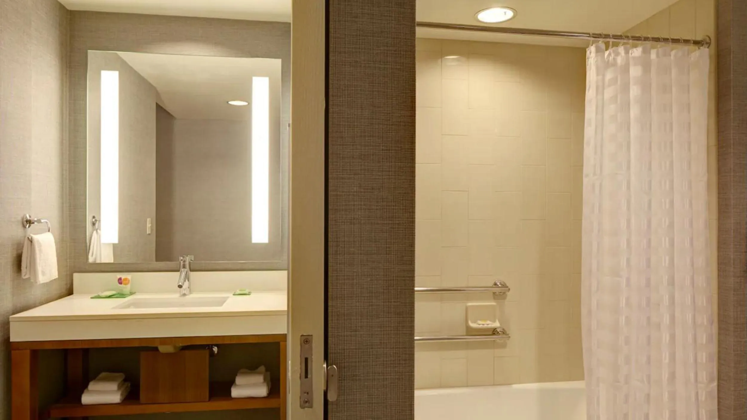 Shower in Hyatt Place Phoenix-North