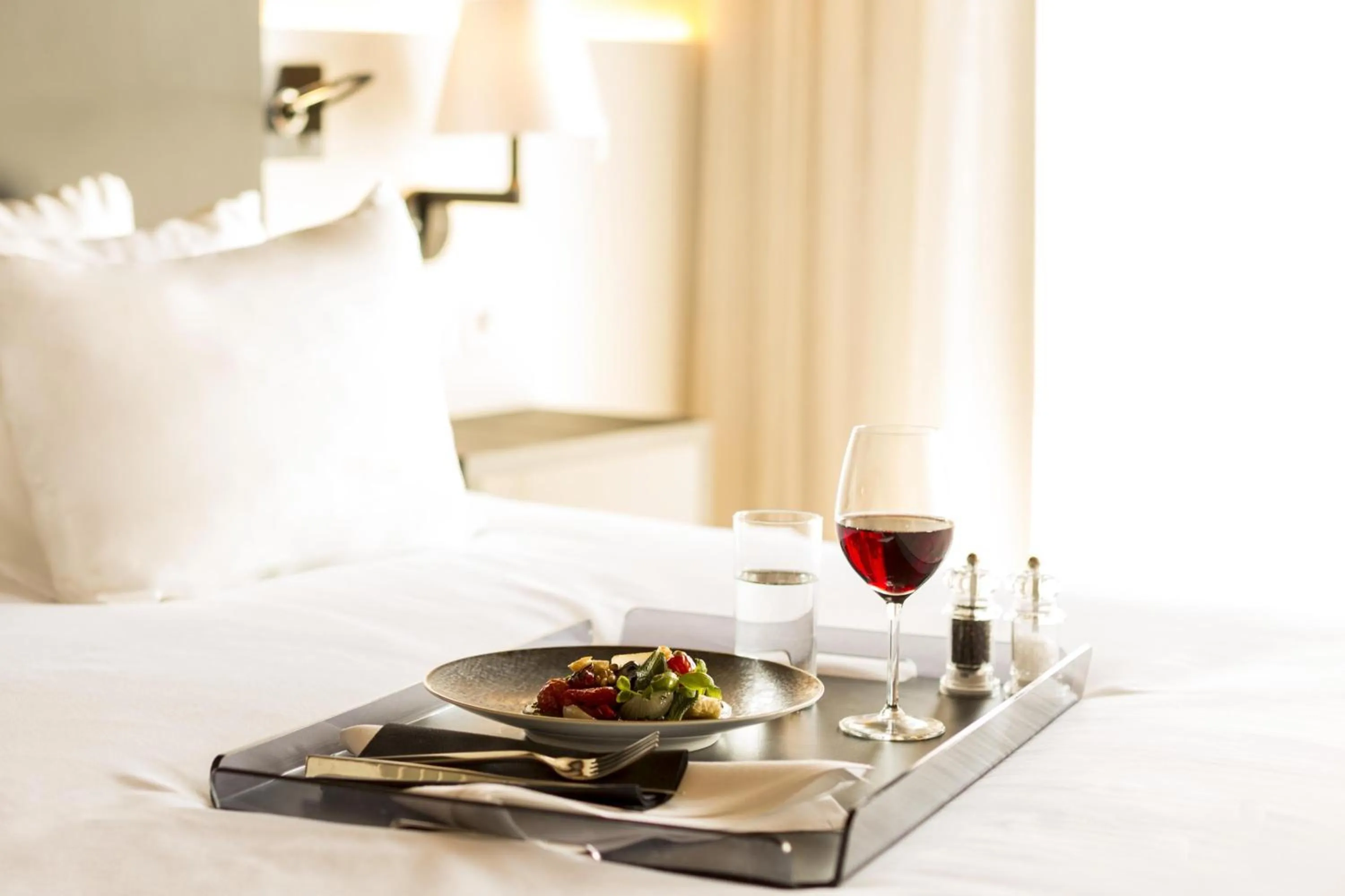 Bedroom, Bed in NH Collection Amsterdam Barbizon Palace