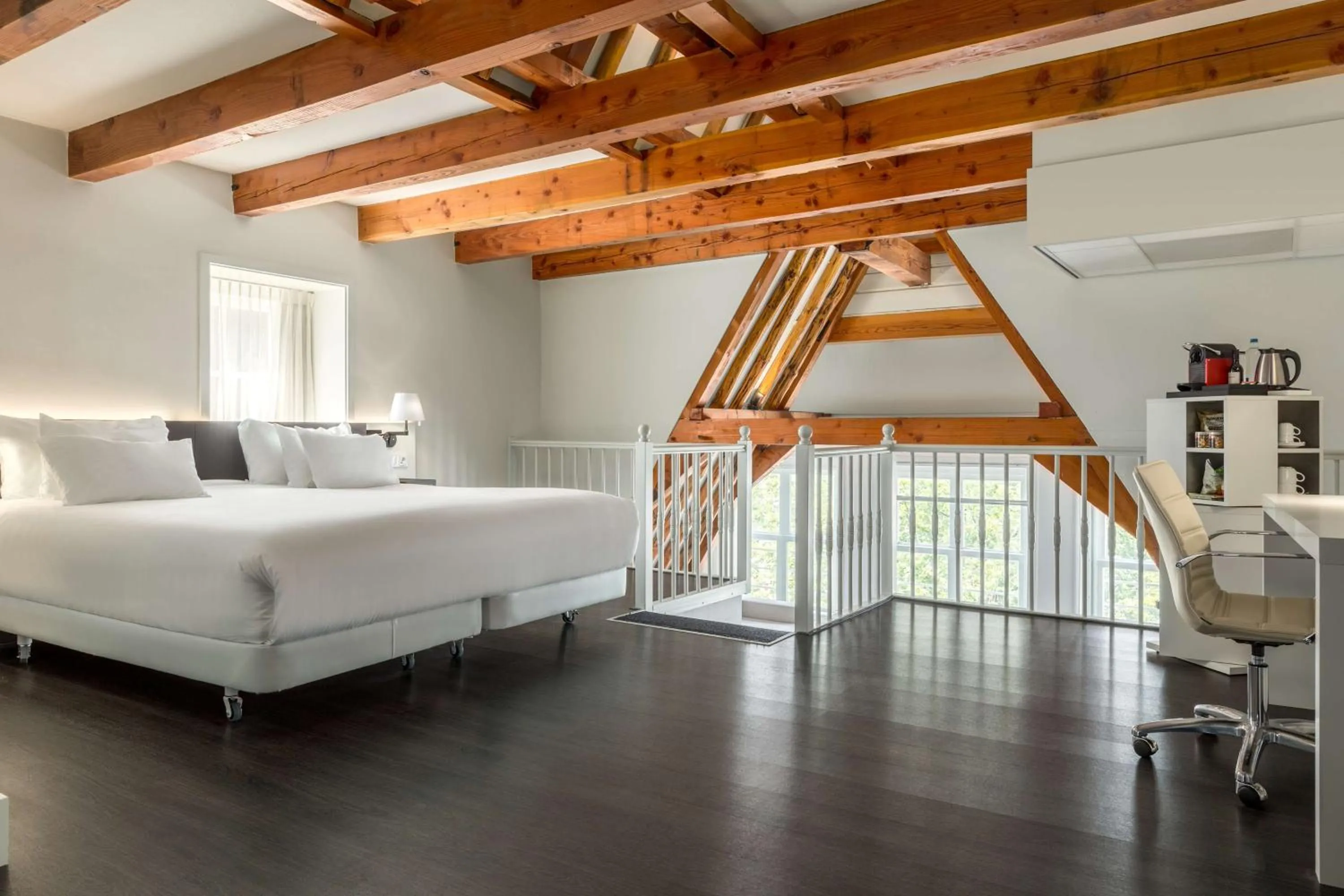 Photo of the whole room, Bed in NH Collection Amsterdam Barbizon Palace