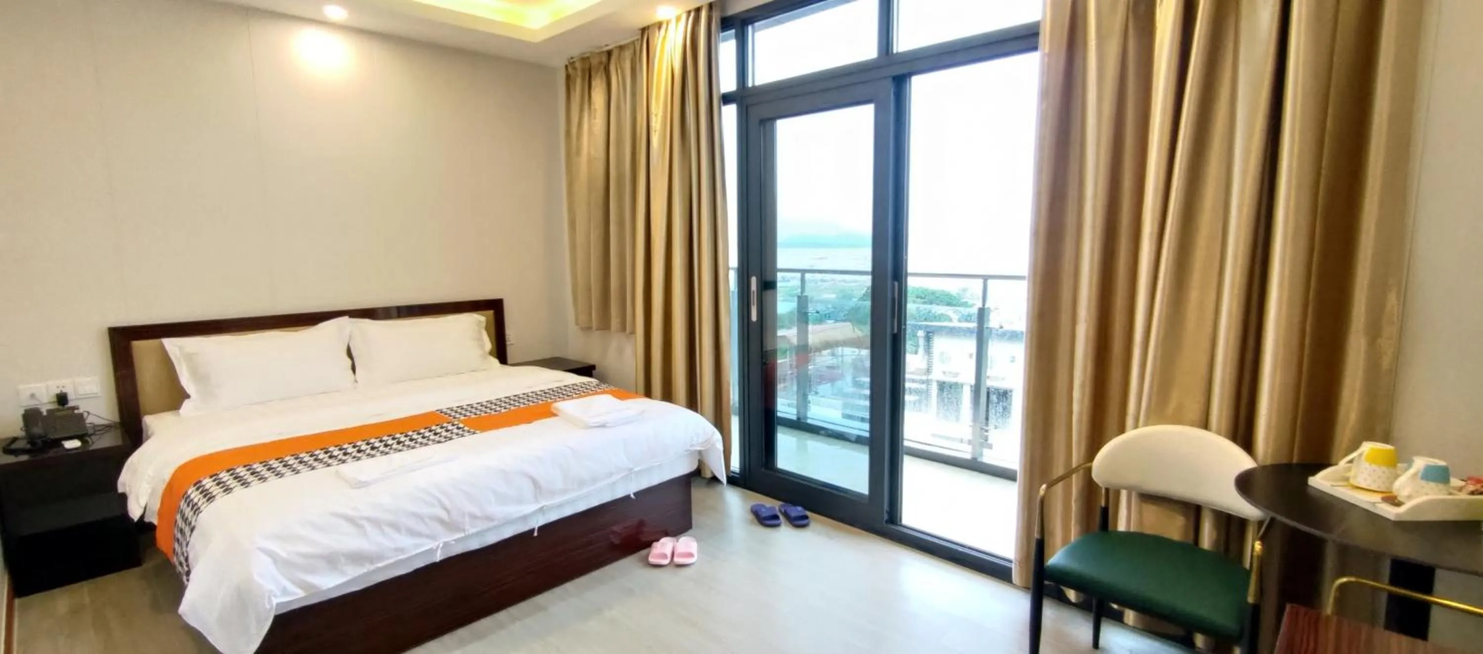 Balcony/Terrace, Bed in Sky Garden Hotel