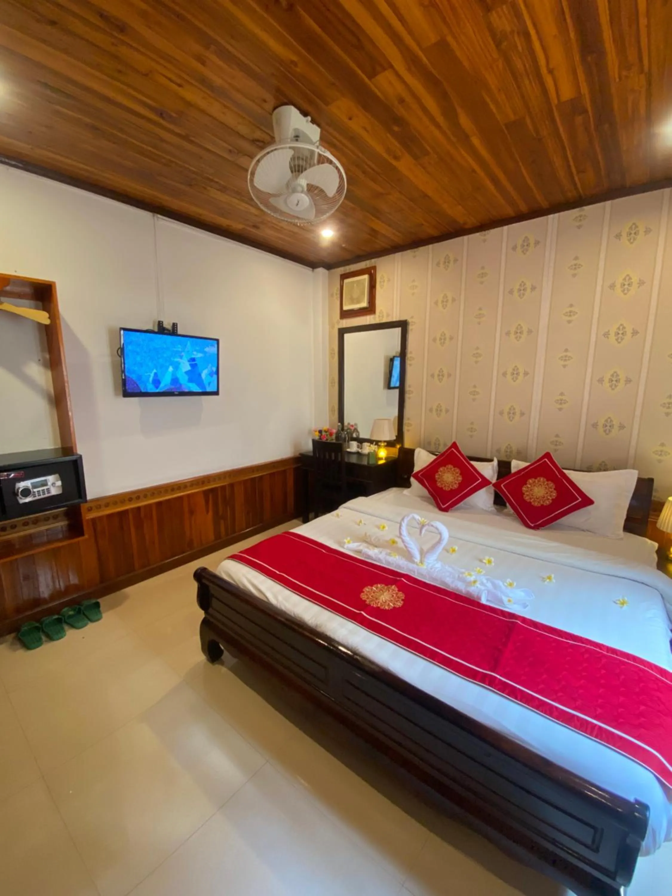Photo of the whole room, Bed in Golden Lotus Boutique Hotel