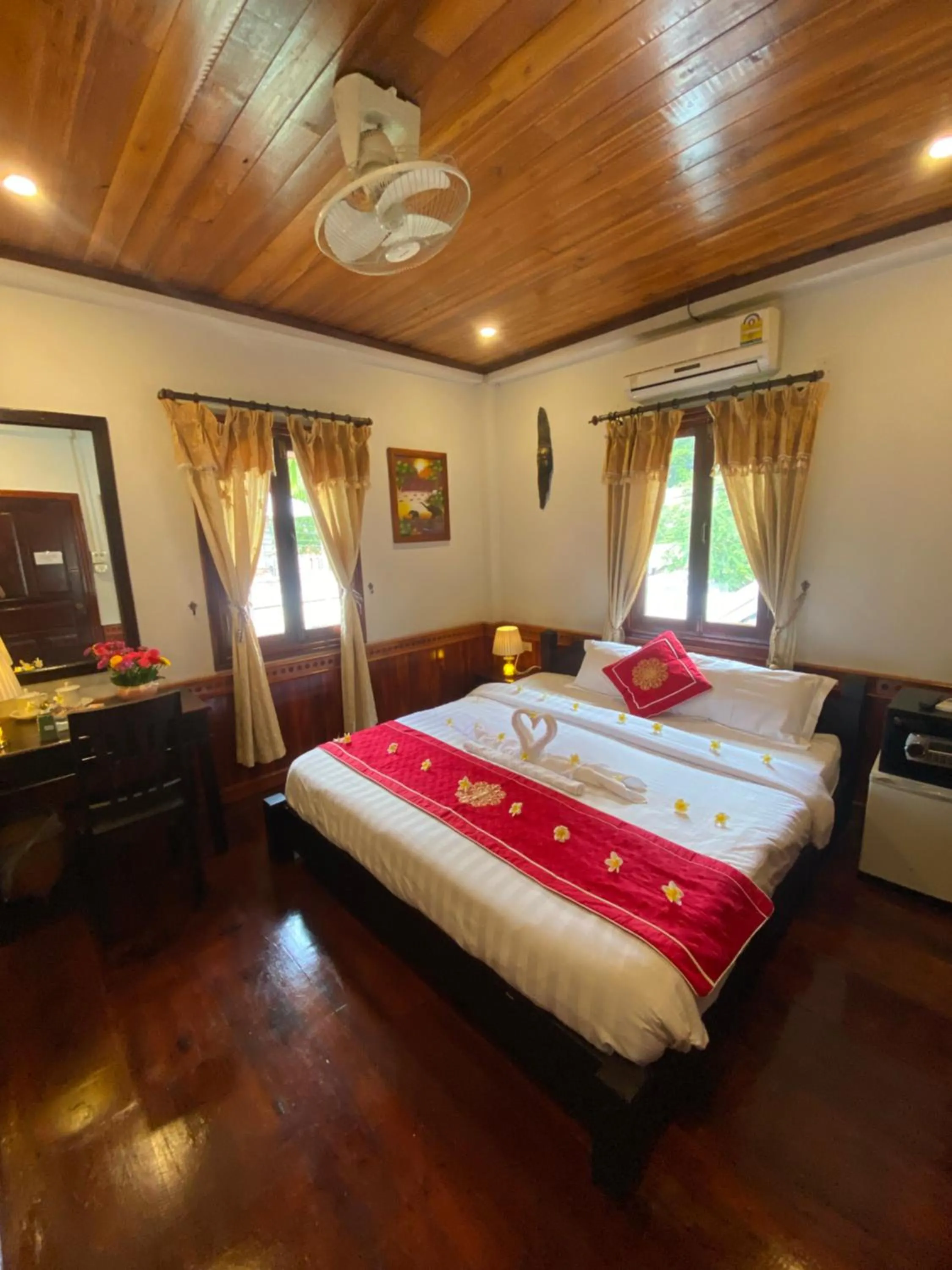 Photo of the whole room, Bed in Golden Lotus Boutique Hotel