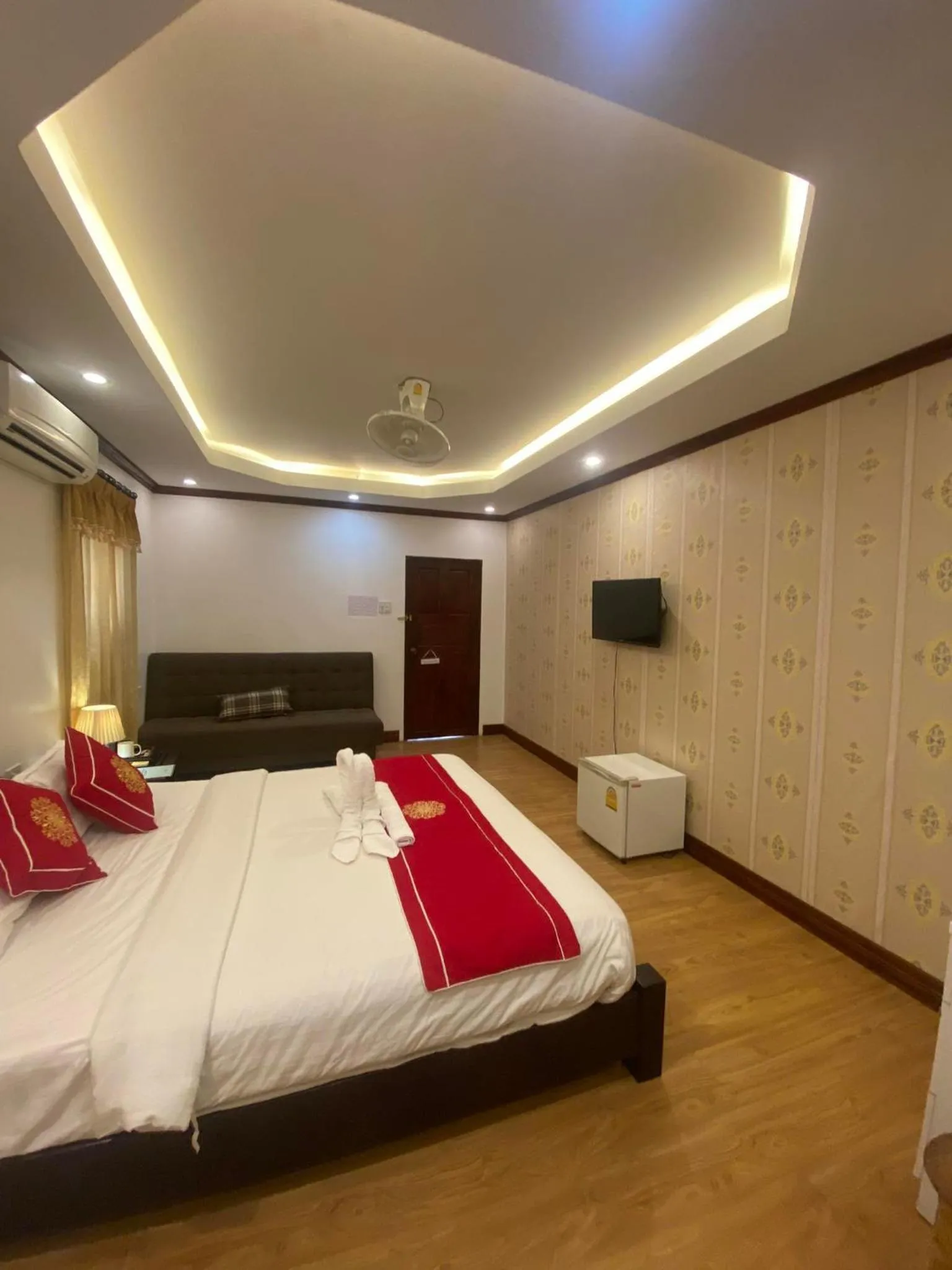 Photo of the whole room, Bed in Golden Lotus Boutique Hotel