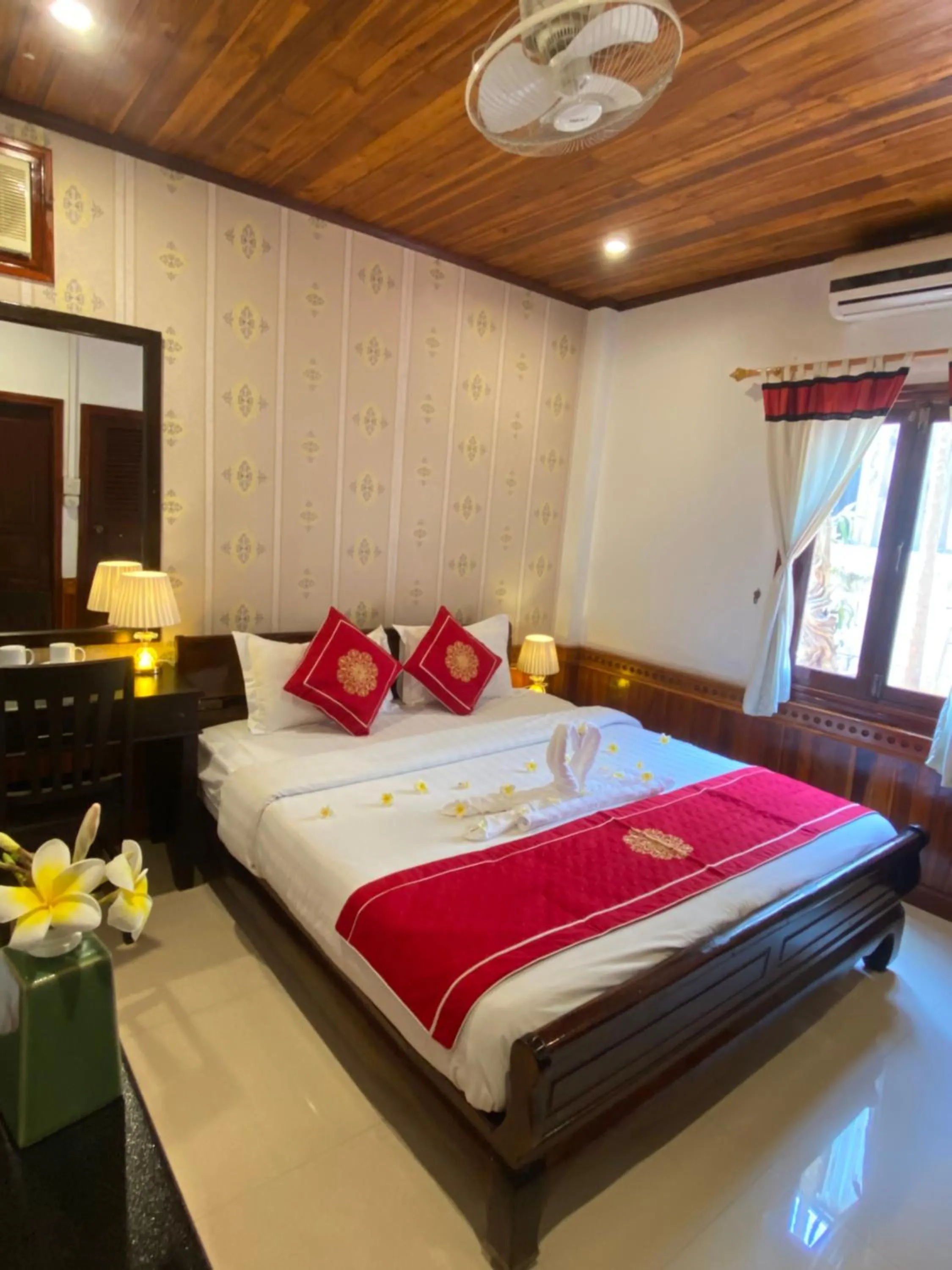 Photo of the whole room, Bed in Golden Lotus Boutique Hotel