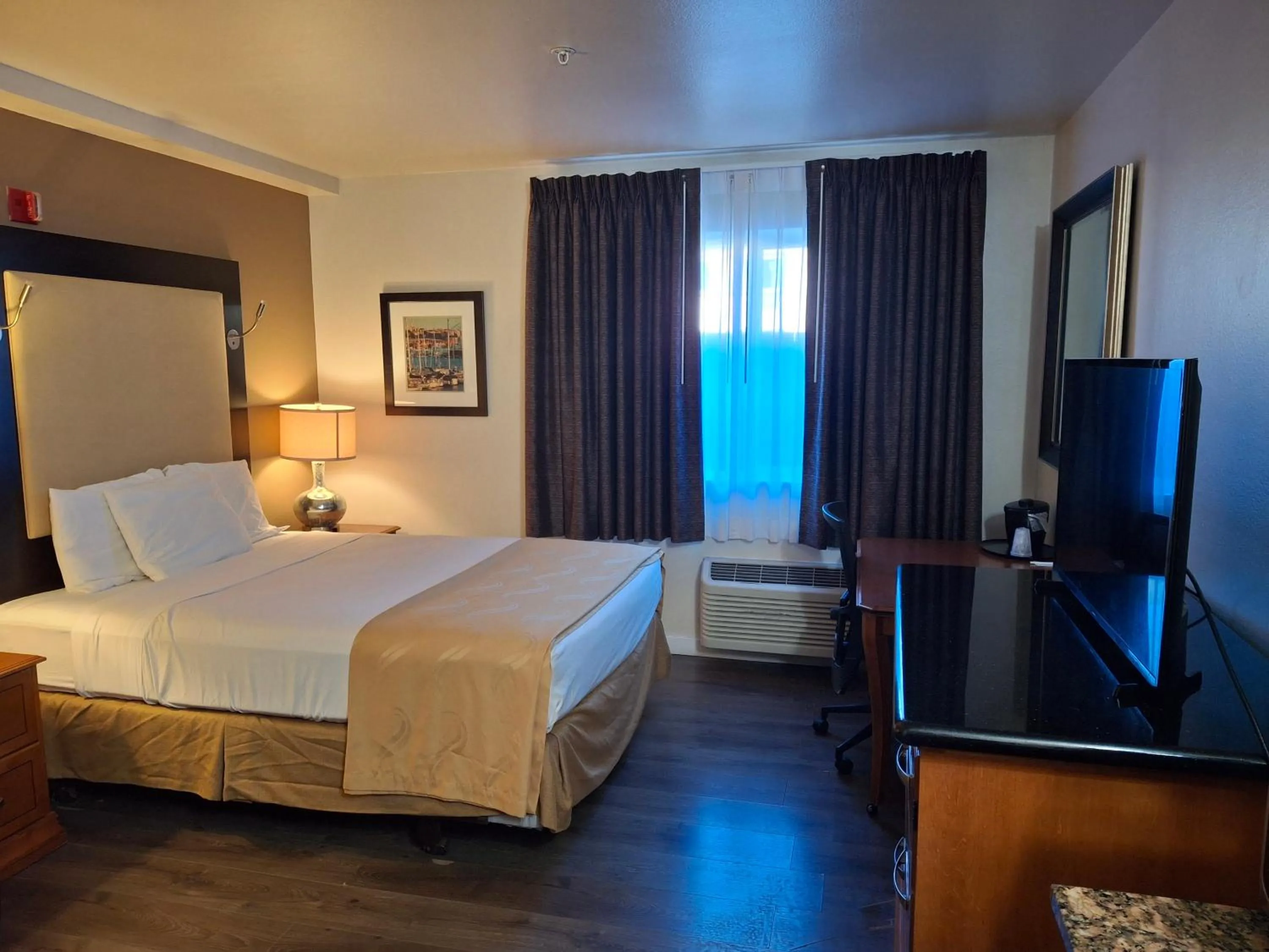 Bed in Toppenish Inn and Suites