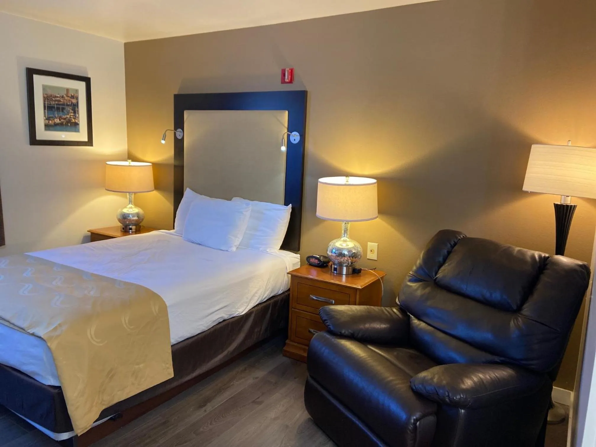 Bed in Toppenish Inn and Suites
