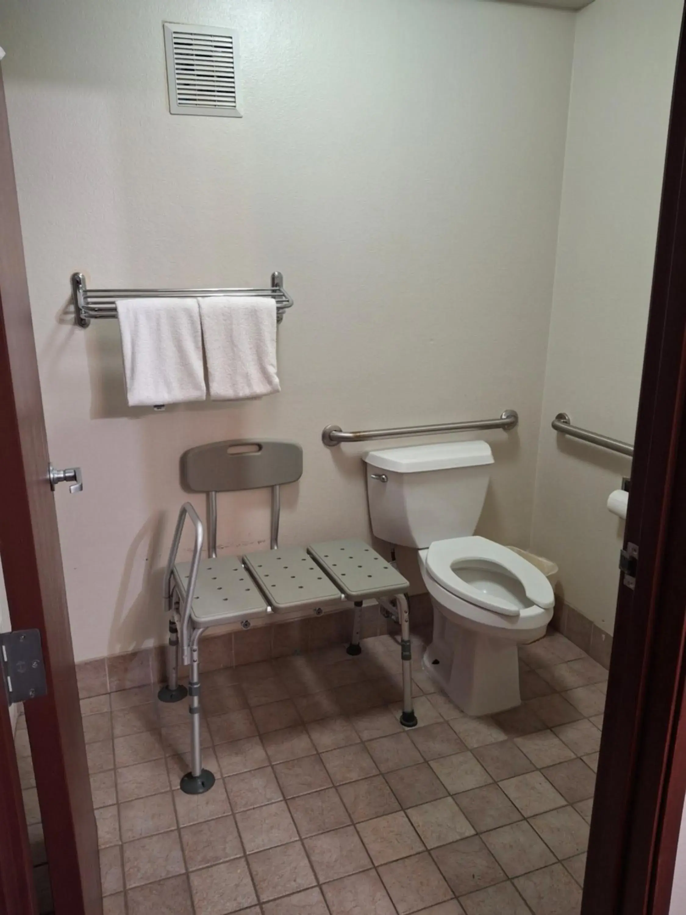 Queen Room in Toppenish Inn and Suites Queen Room in Toppenish Inn and Suites