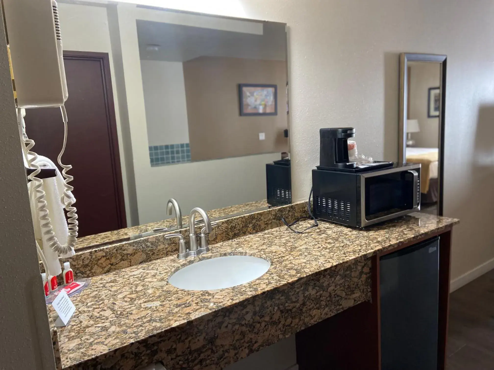 King Suite in Toppenish Inn and Suites King Suite in Toppenish Inn and Suites