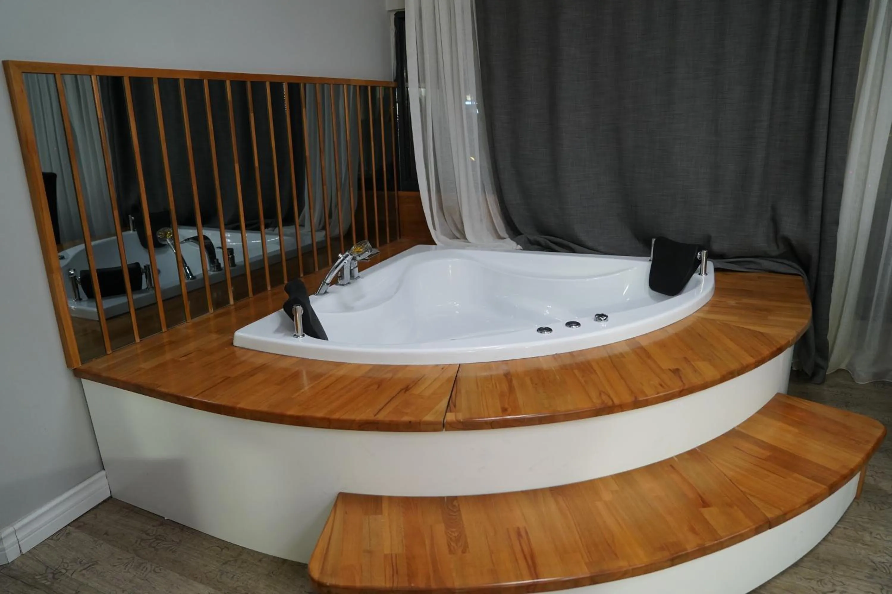 Hot Tub in Midis Otel