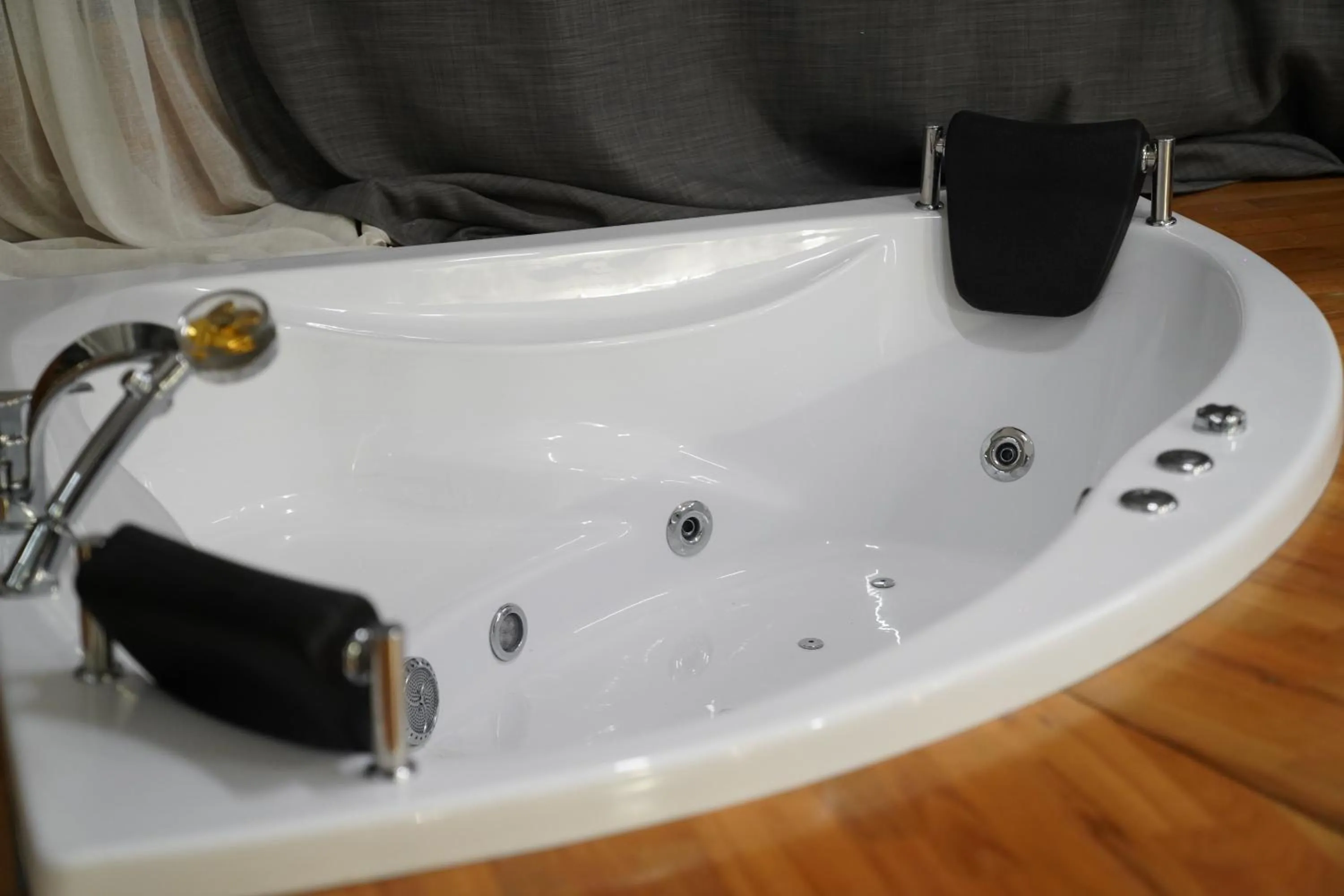 Hot Tub in Midis Otel