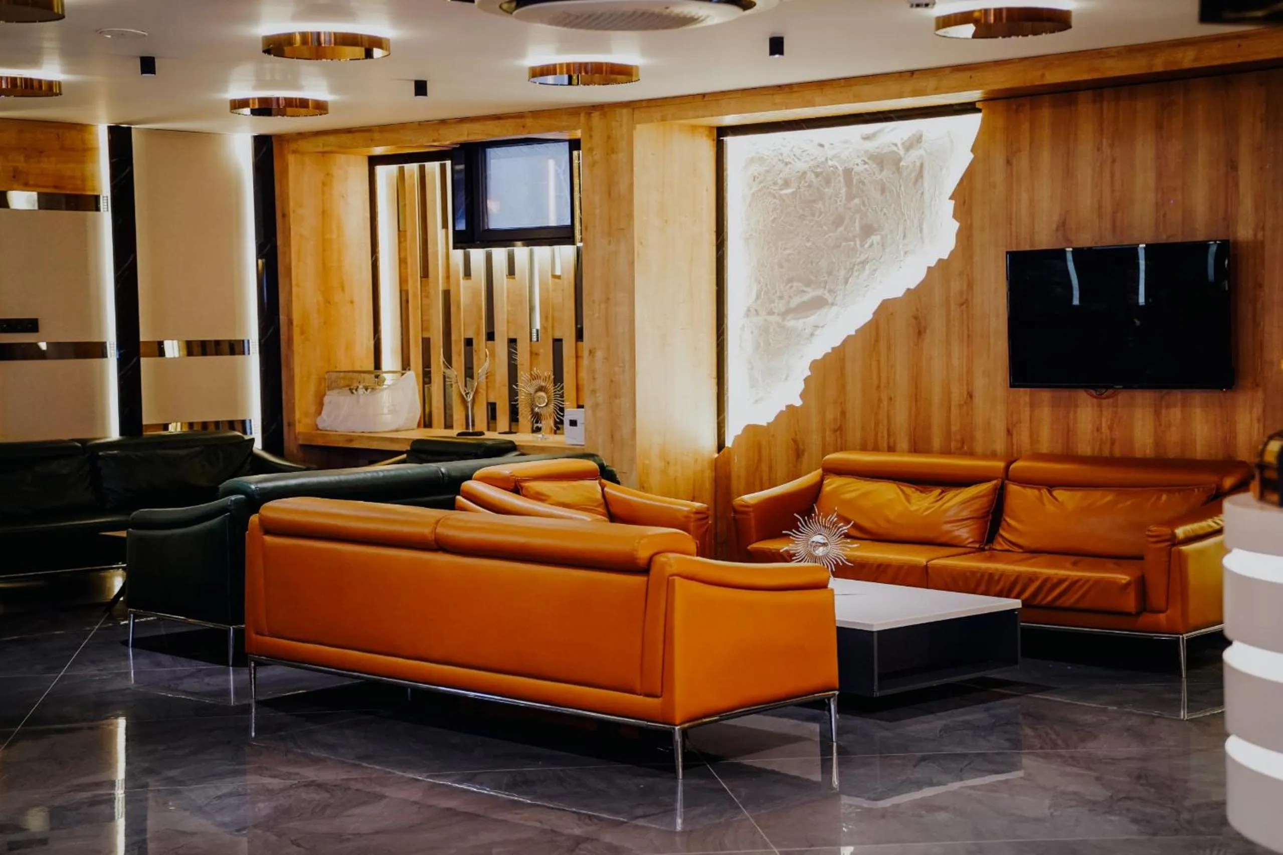 Communal lounge/ TV room in Midis Otel