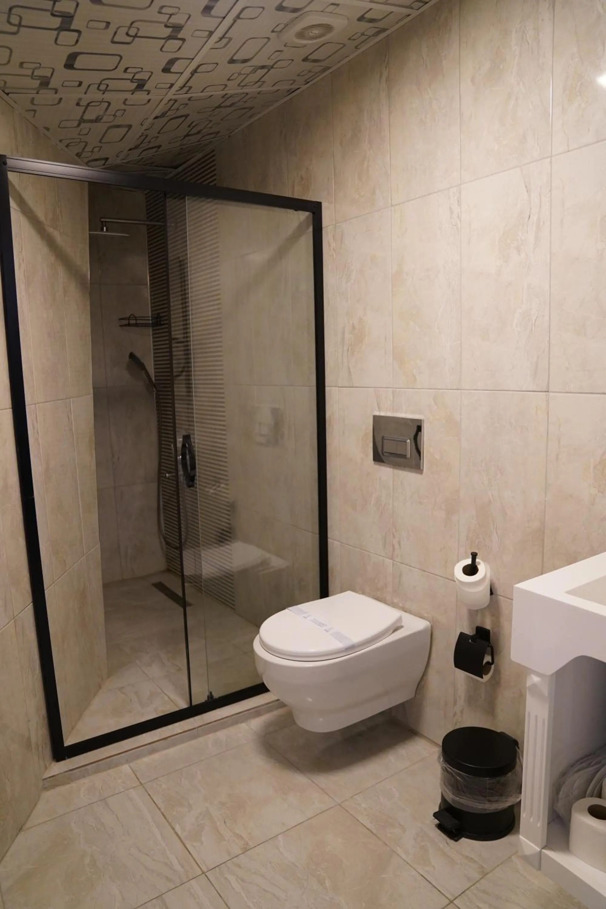 Shower in Midis Otel