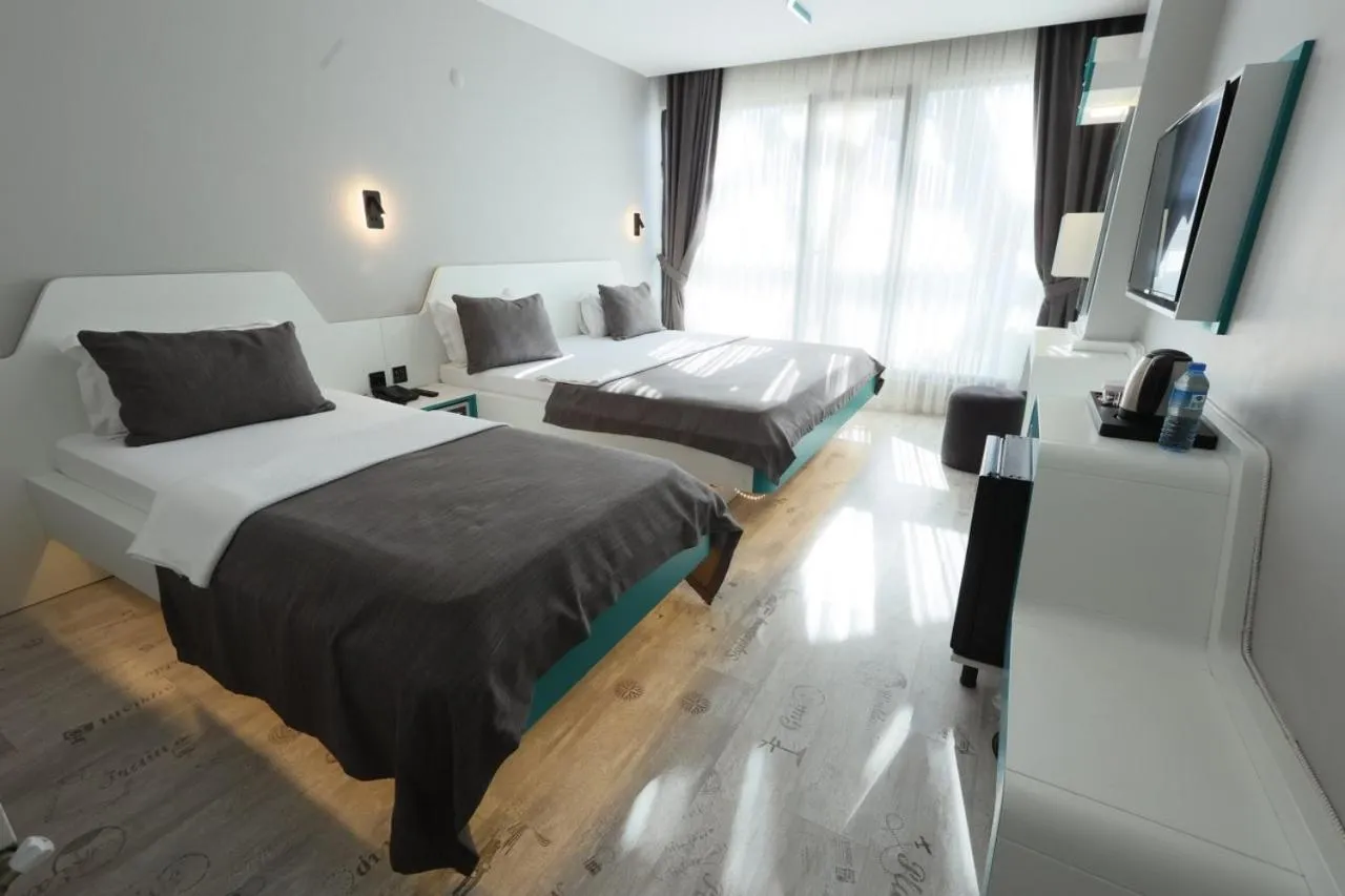 Photo of the whole room, Bed in Midis Otel
