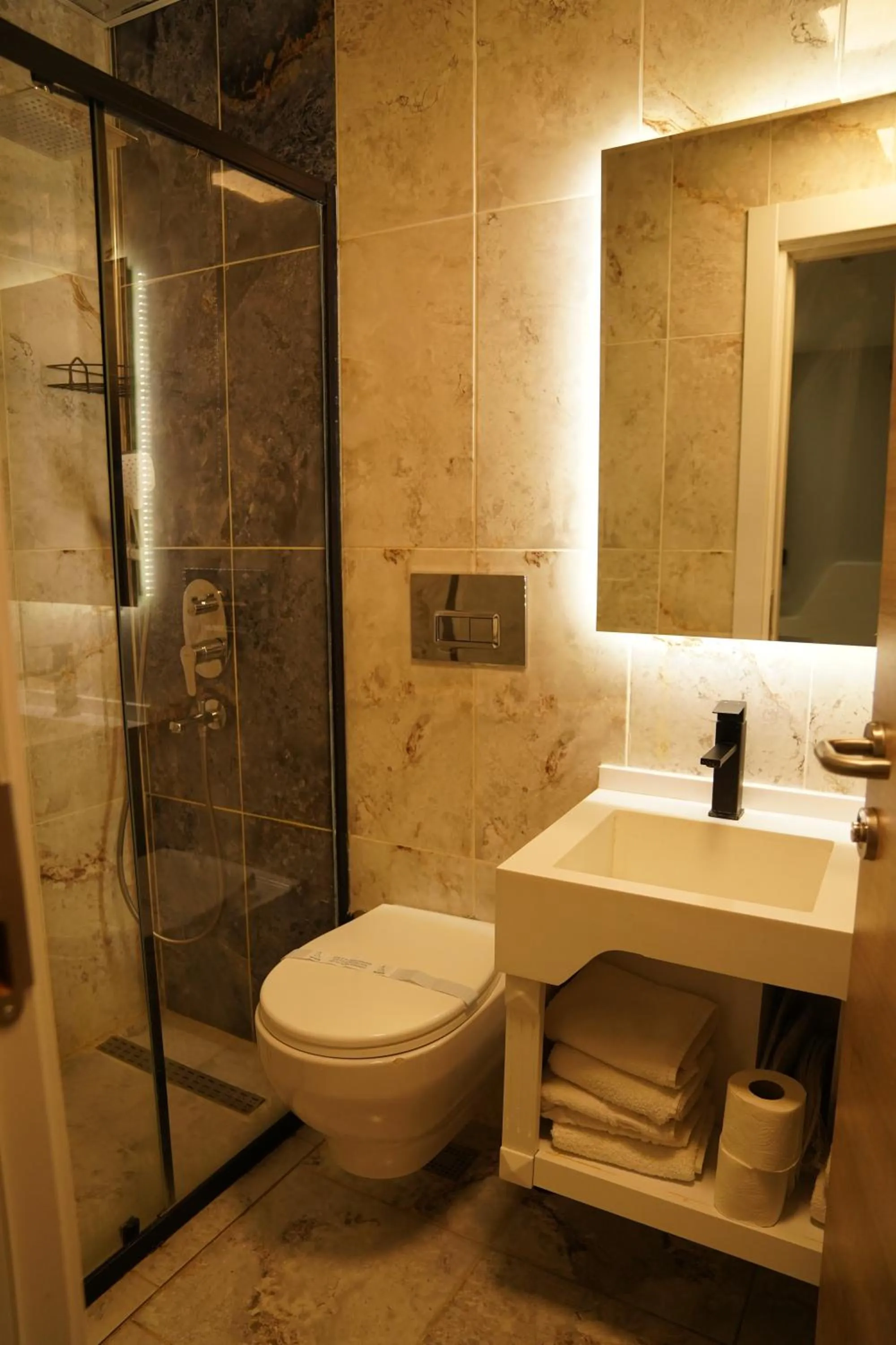 Shower in Midis Otel