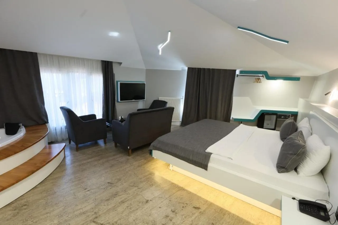 Seating area, Bed in Midis Otel