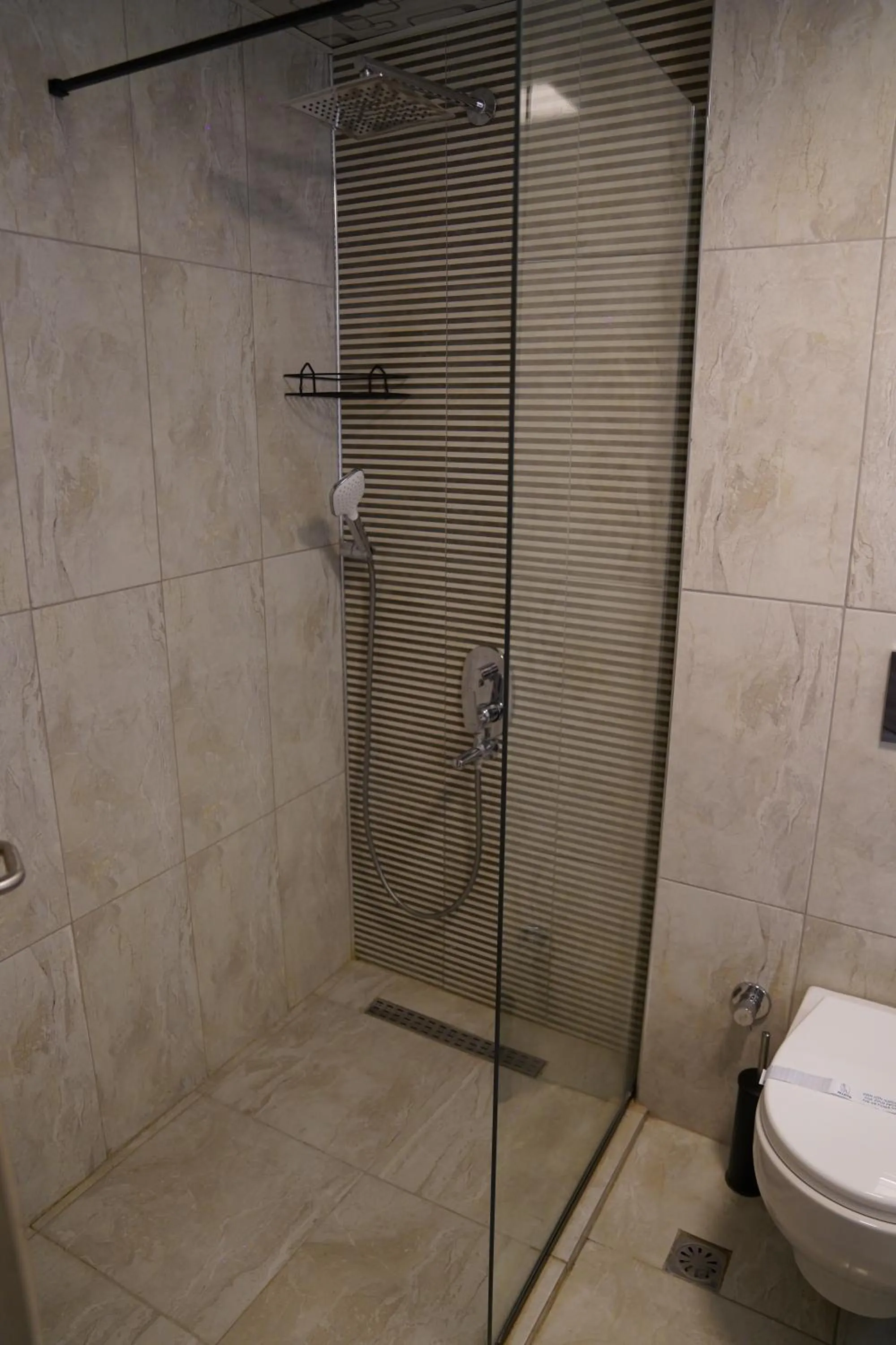 Shower in Midis Otel