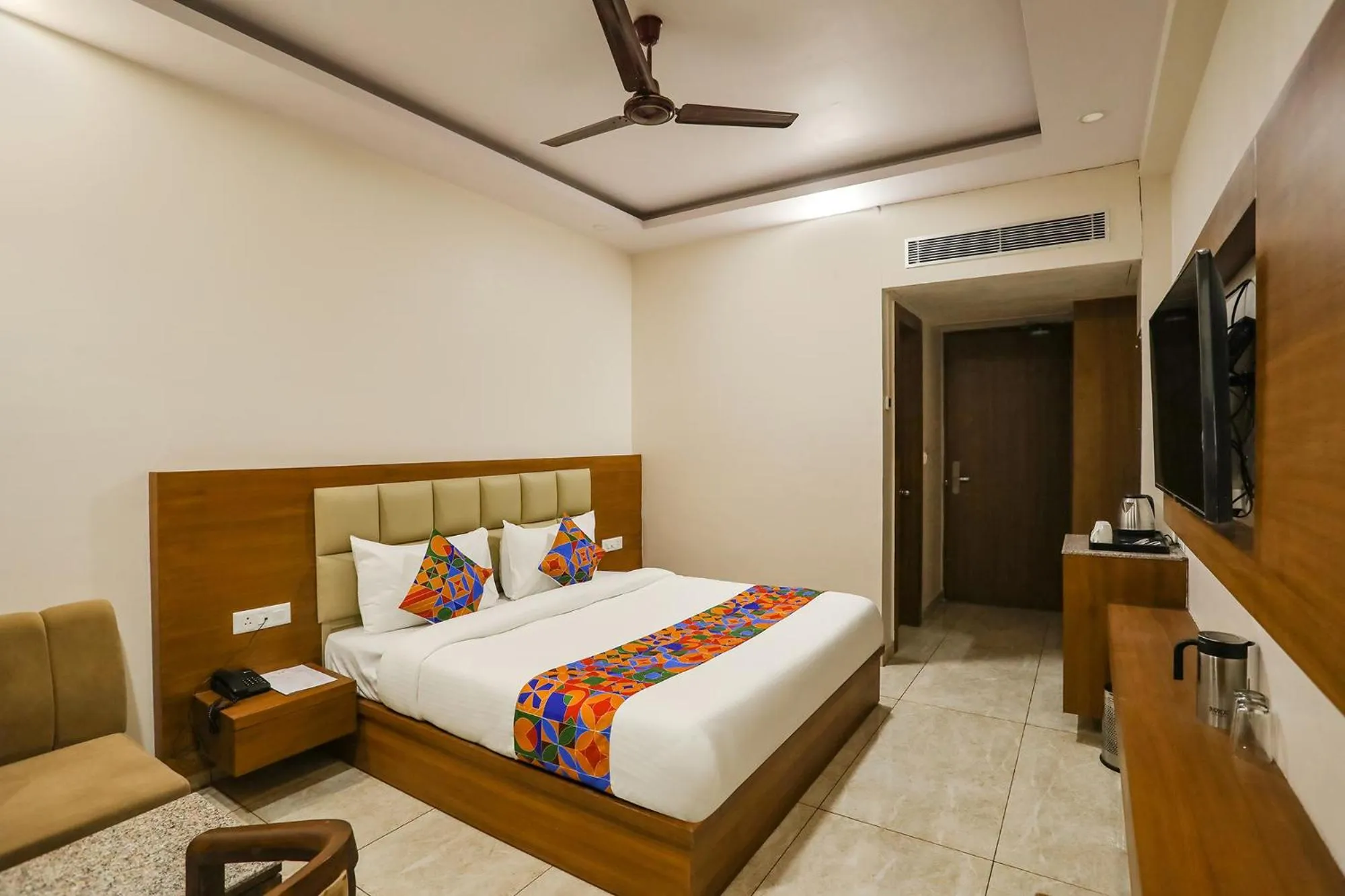 Communal lounge/ TV room, Bed in FabHotel Aman Sara