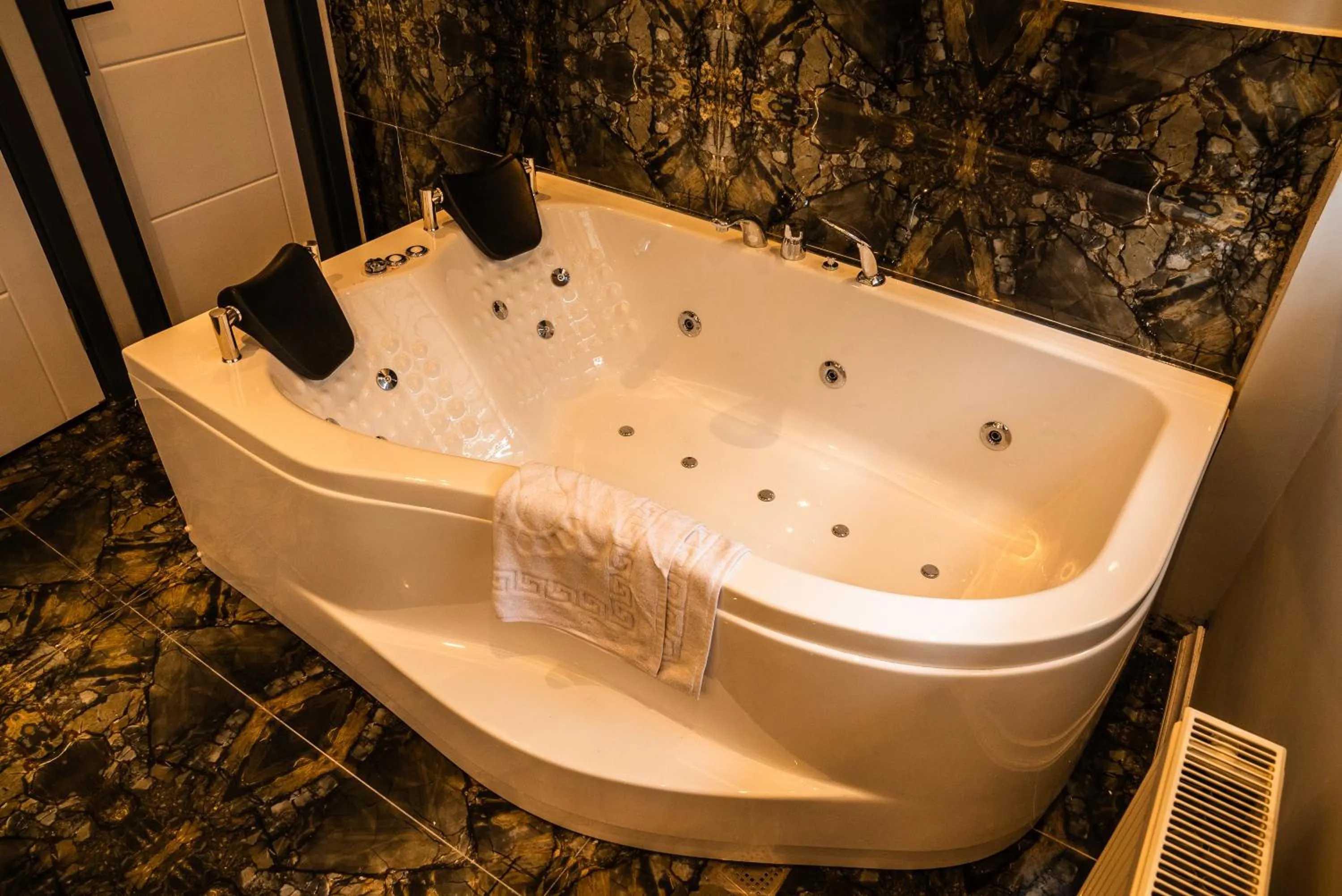 Hot Tub in CK PALACE Hotel