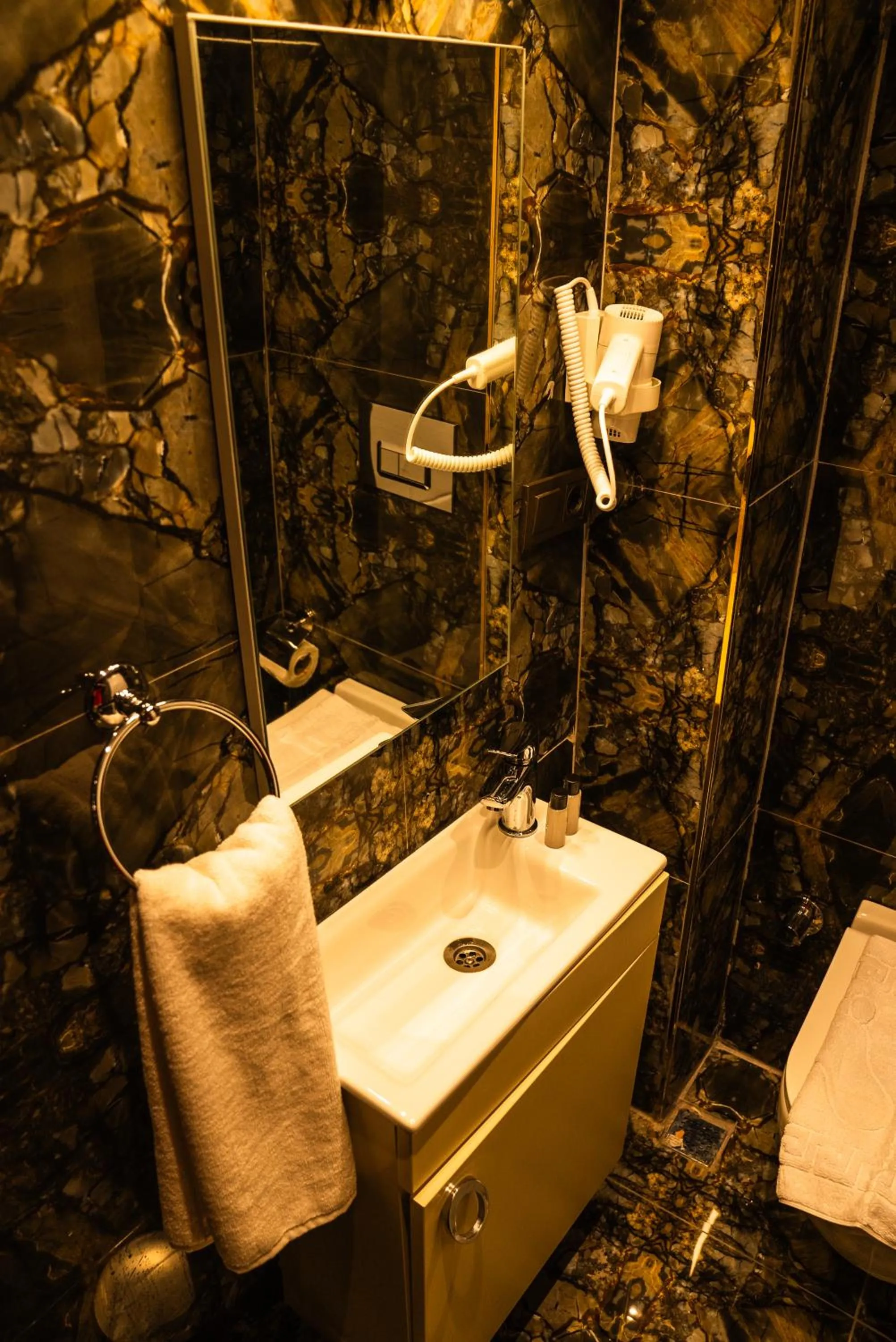 Toilet in CK PALACE Hotel