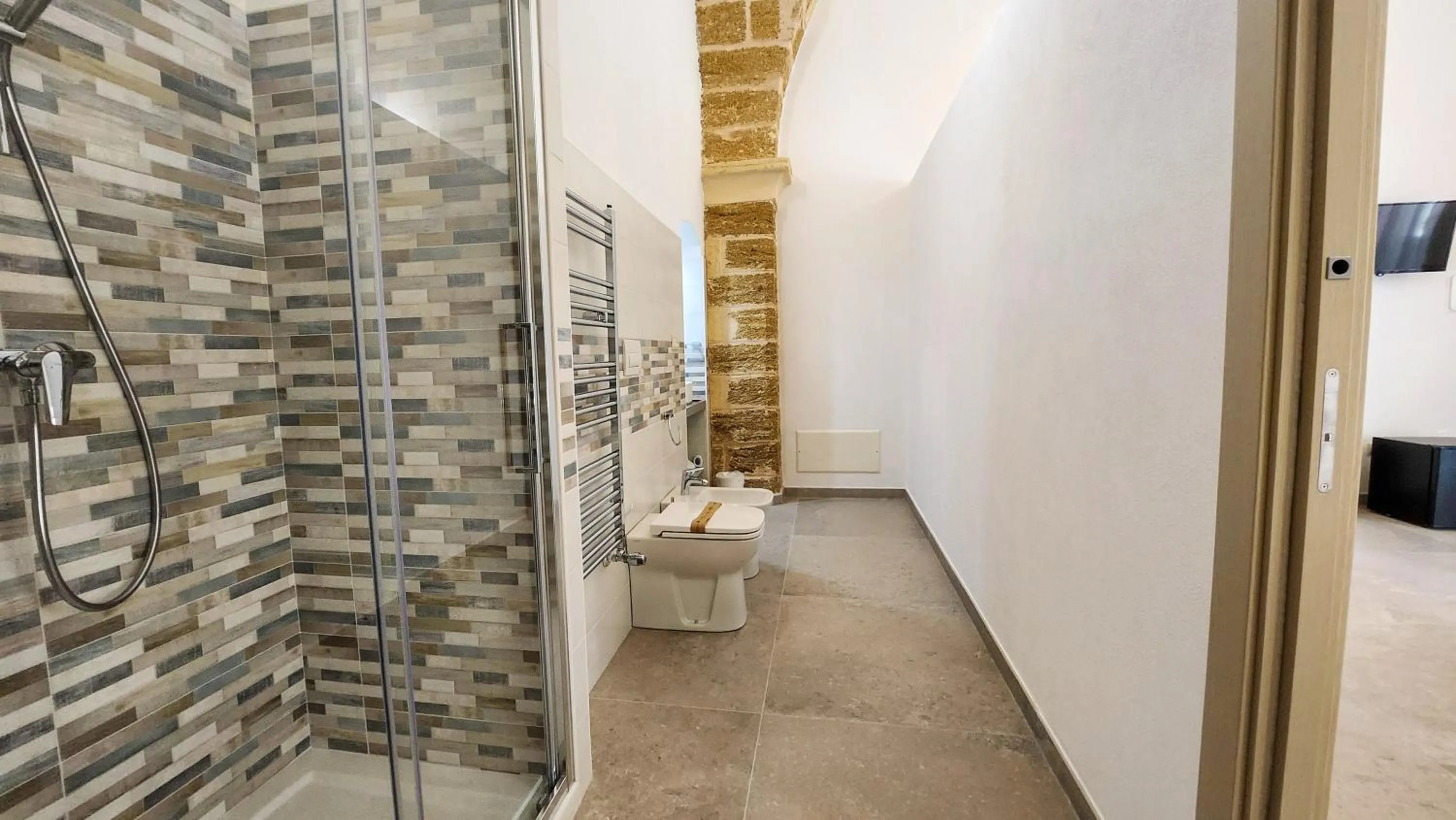 Shower in Perla Suite