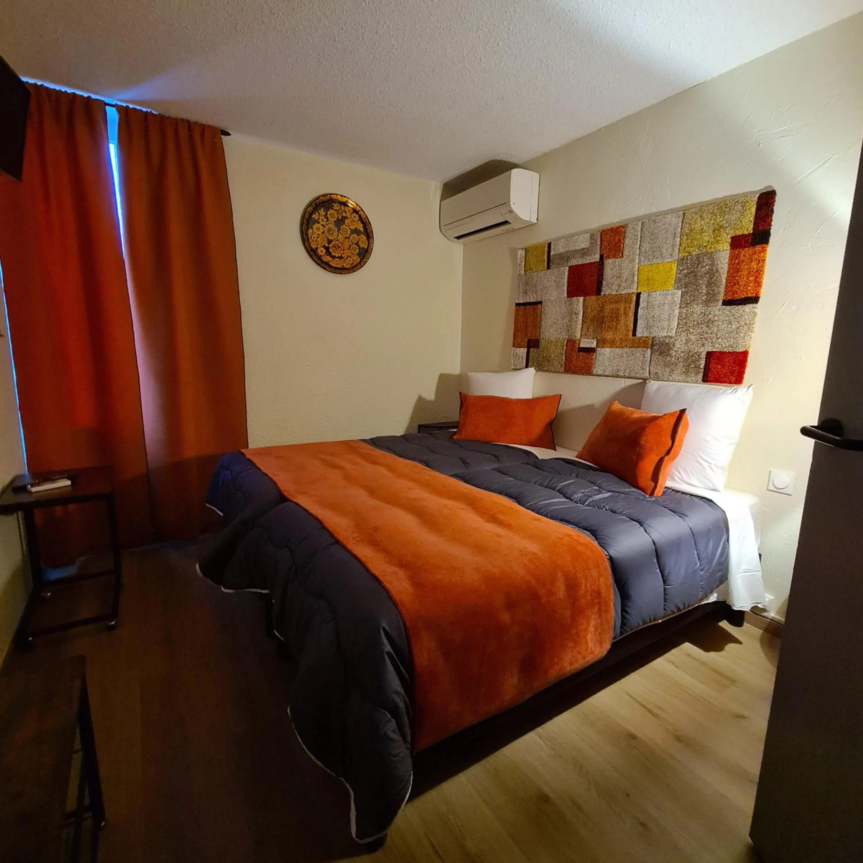 Bedroom, Bed in Hôtel L'Etoile Aéroport - A61