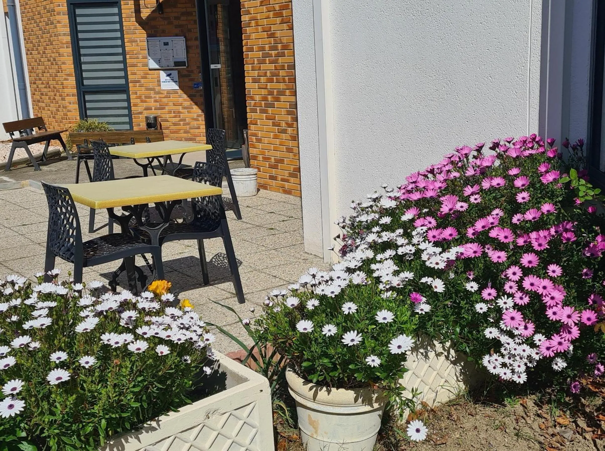 Patio in Hôtel L'Etoile Aéroport - A61