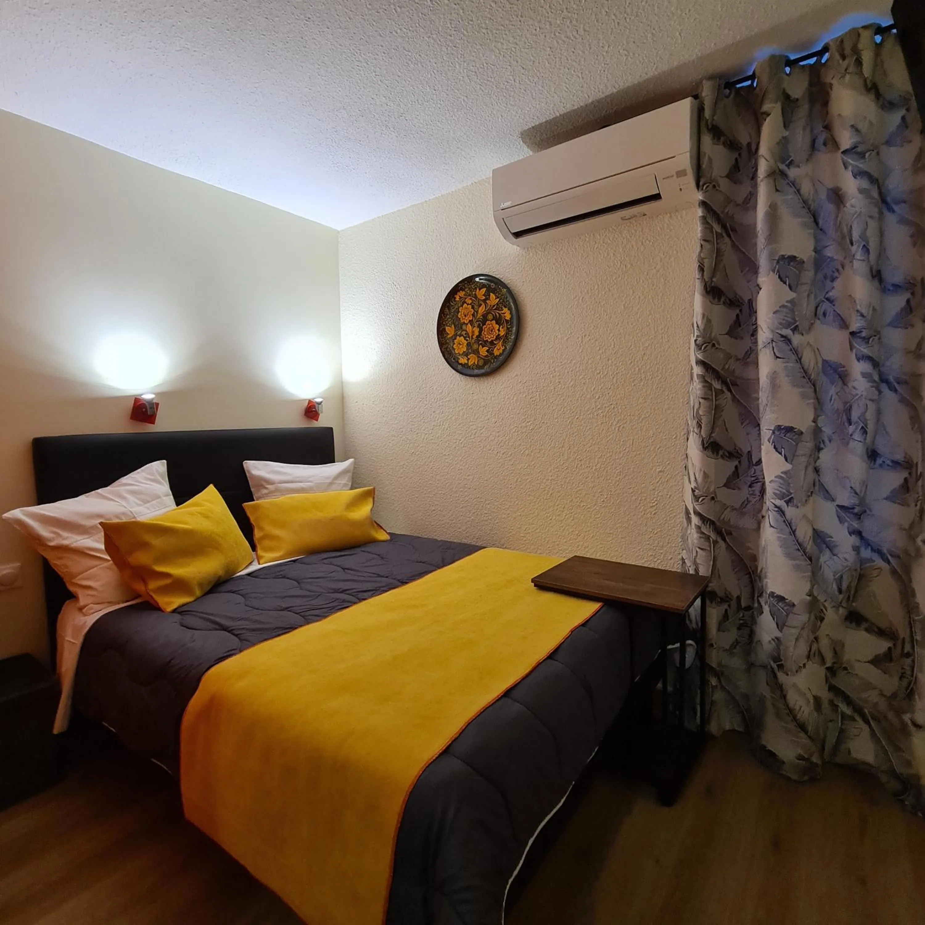 Bedroom, Bed in Hôtel L'Etoile Aéroport - A61