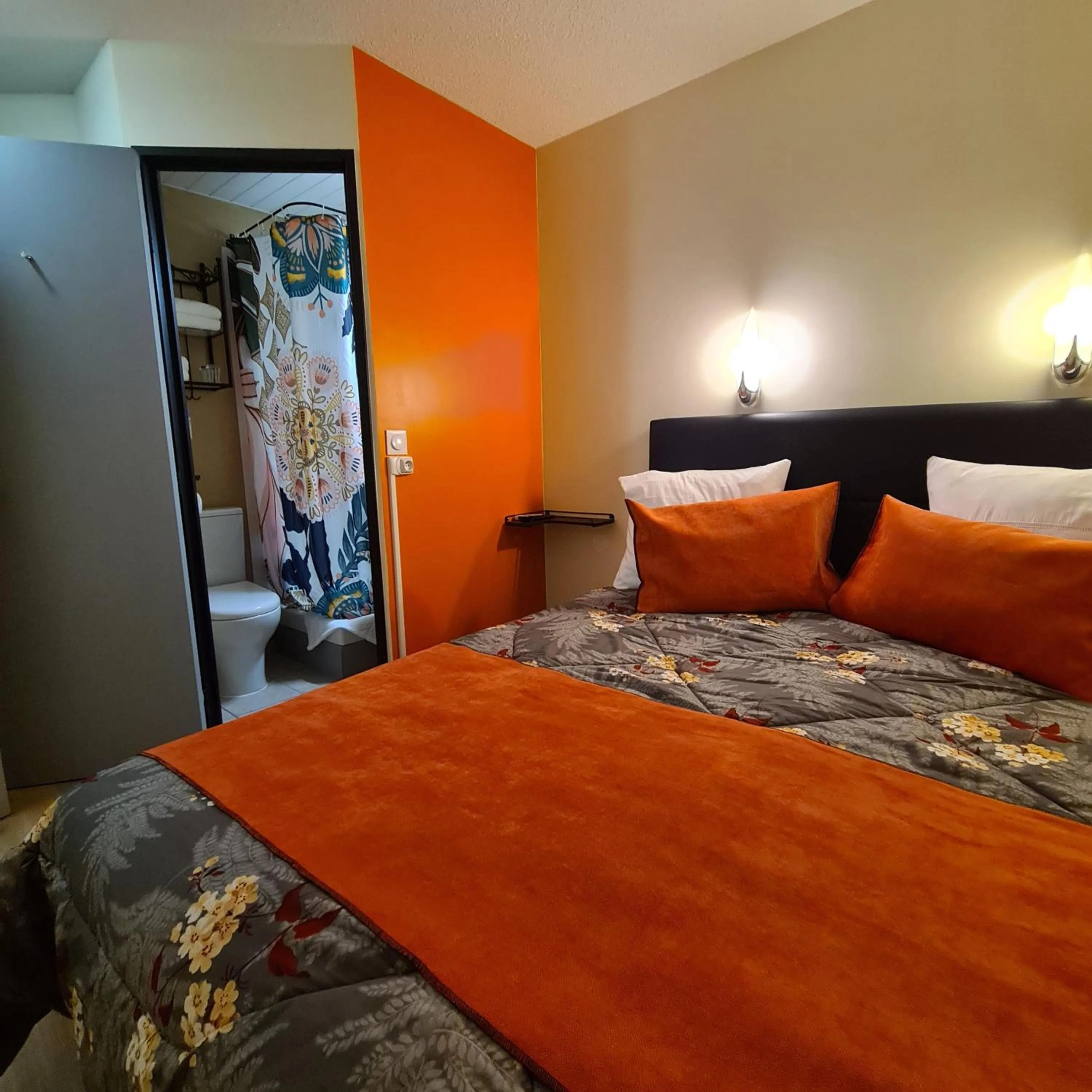 Bedroom, Bed in Hôtel L'Etoile Aéroport - A61