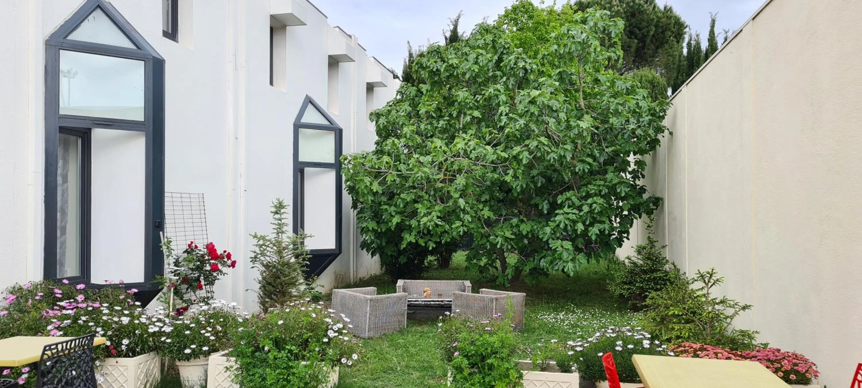 Garden in Hôtel L'Etoile Aéroport - A61