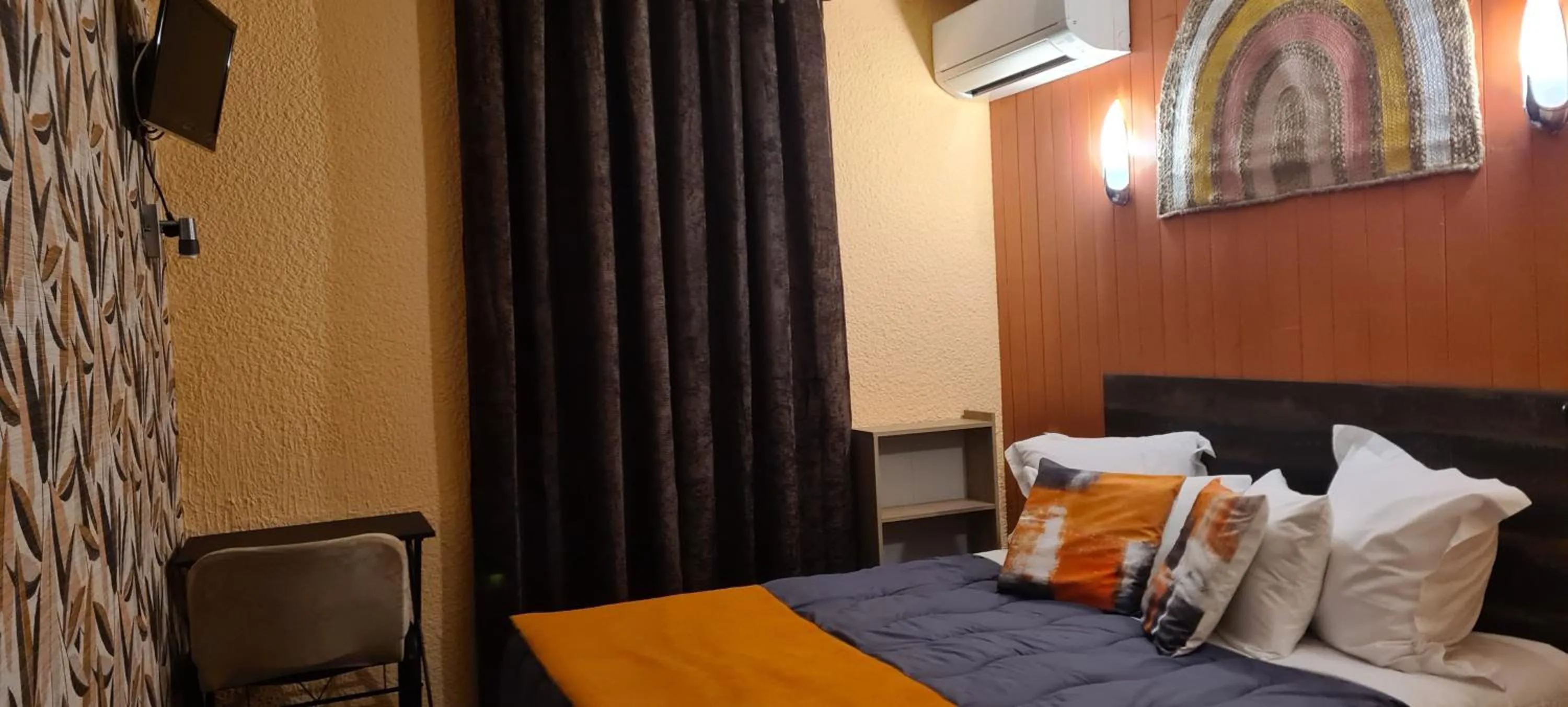 Bedroom, Bed in Hôtel L'Etoile Aéroport - A61