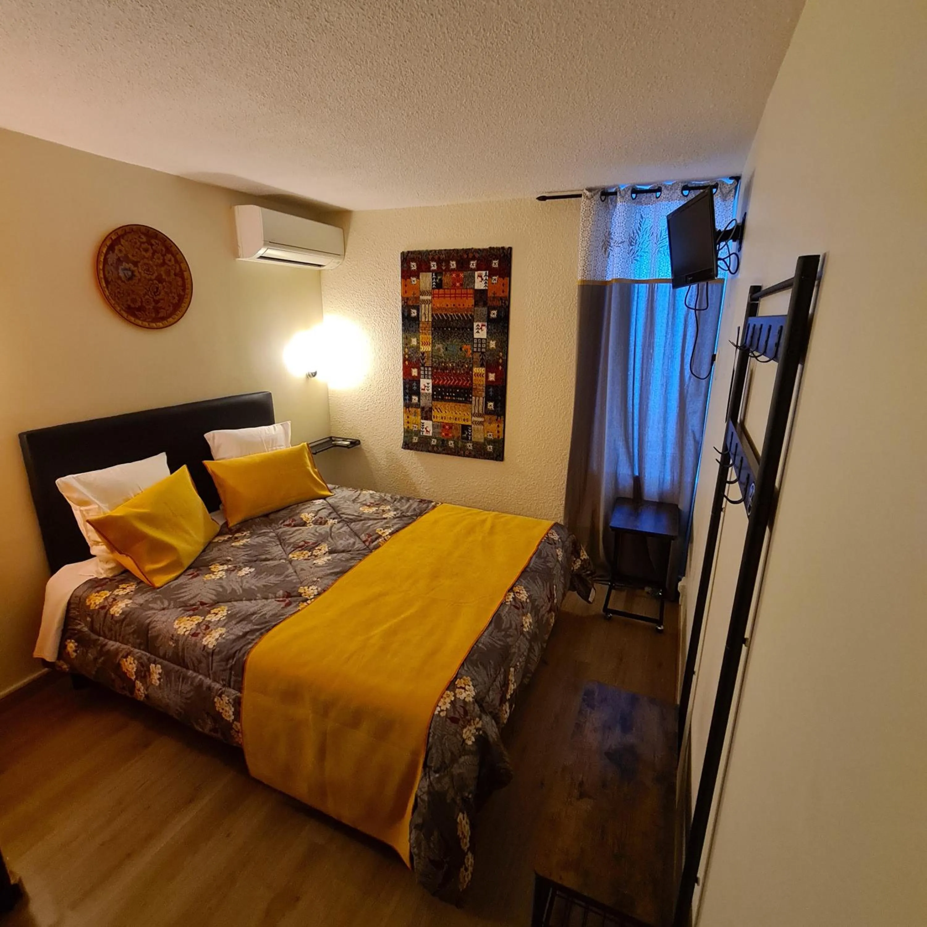 Bedroom, Bed in Hôtel L'Etoile Aéroport - A61