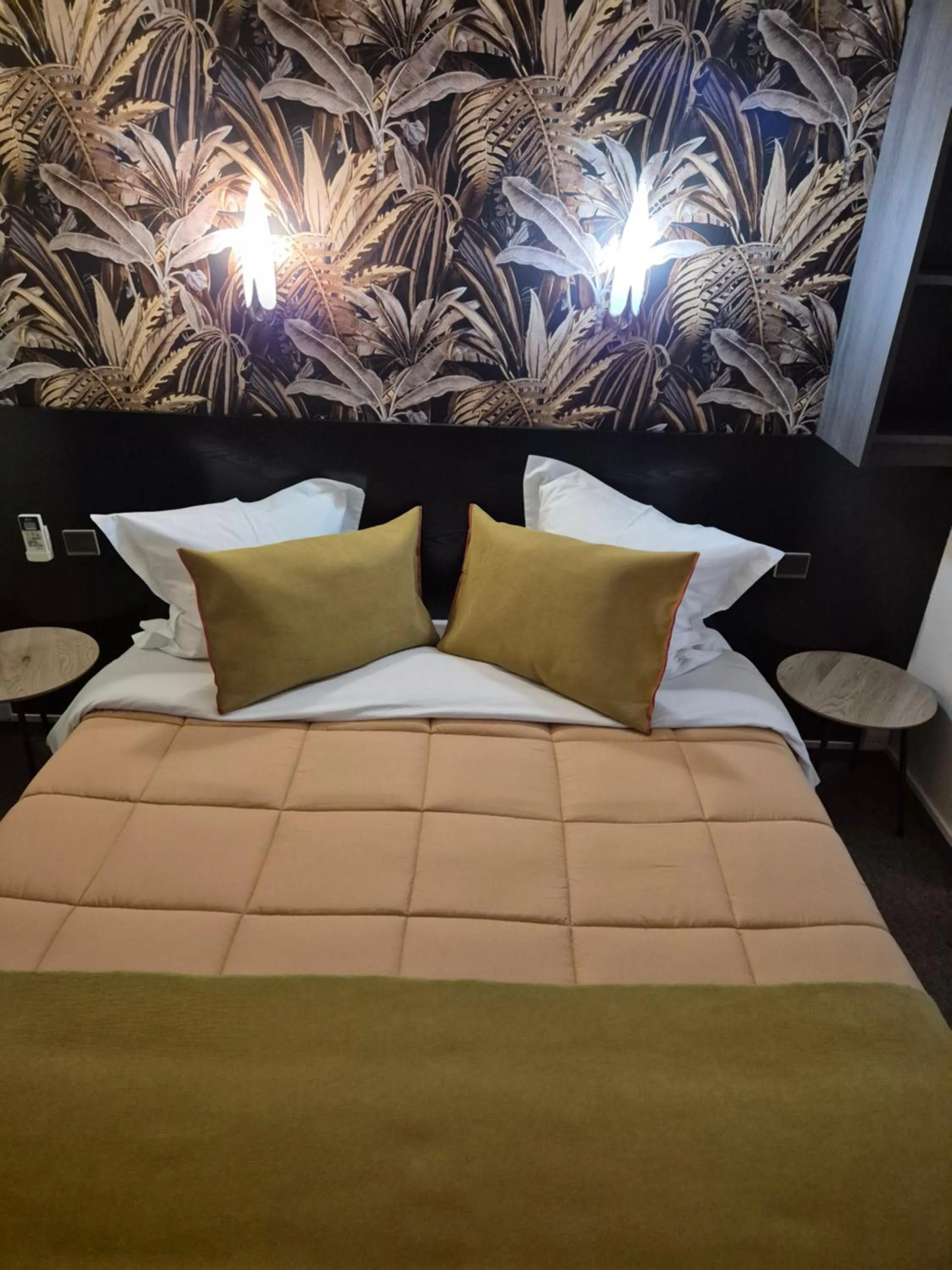 Bedroom, Bed in Hôtel L'Etoile Aéroport - A61