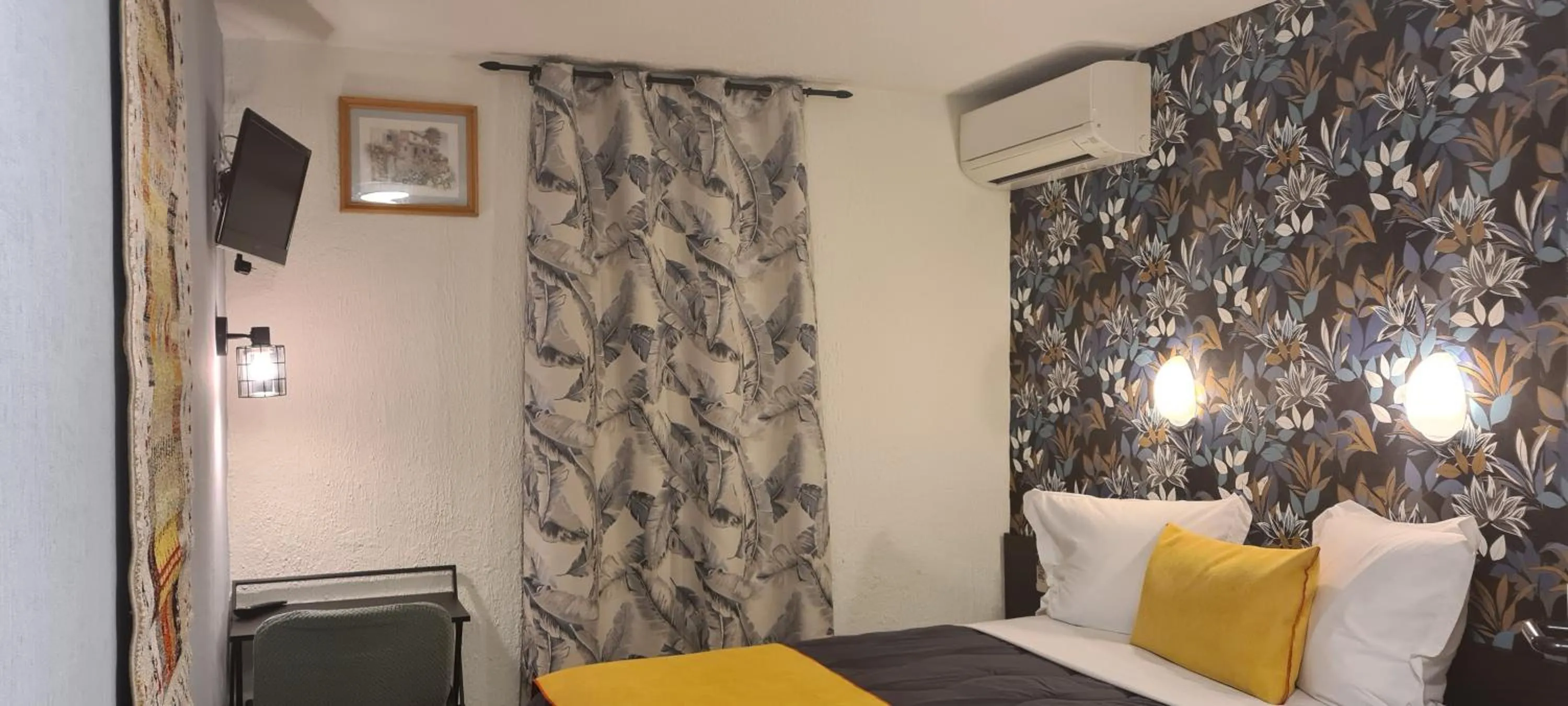 Bedroom, Bed in Hôtel L'Etoile Aéroport - A61