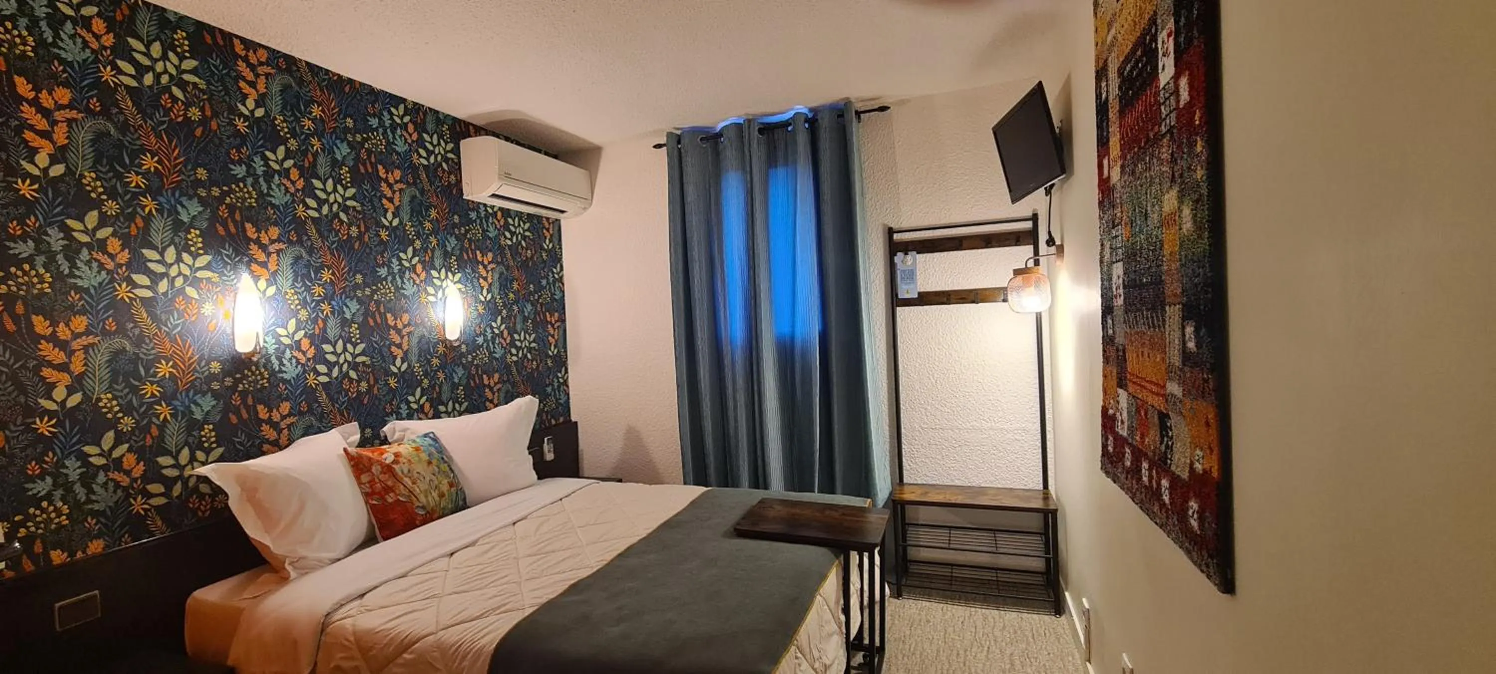 Bedroom, Bed in Hôtel L'Etoile Aéroport - A61