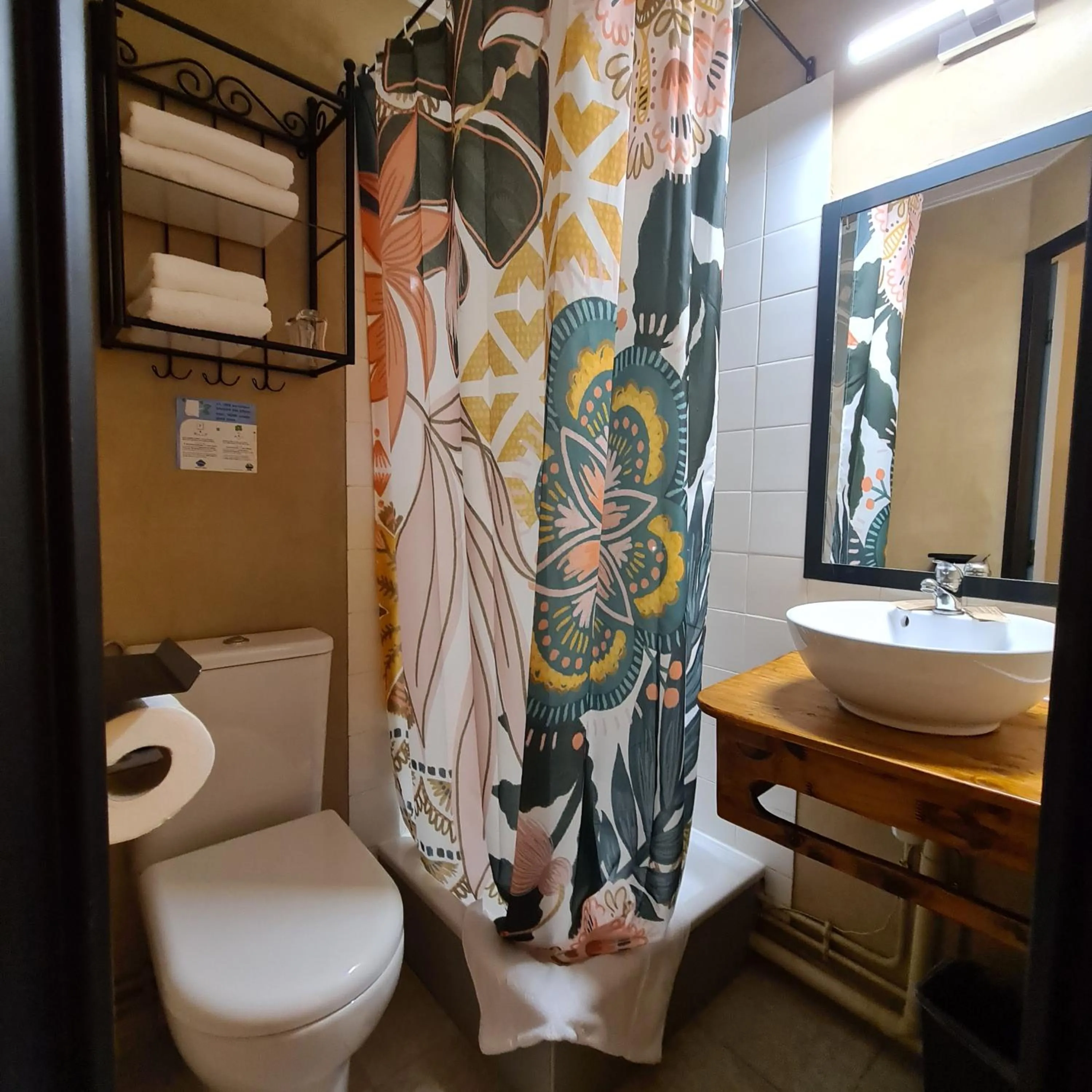 Bathroom in Hôtel L'Etoile Aéroport - A61