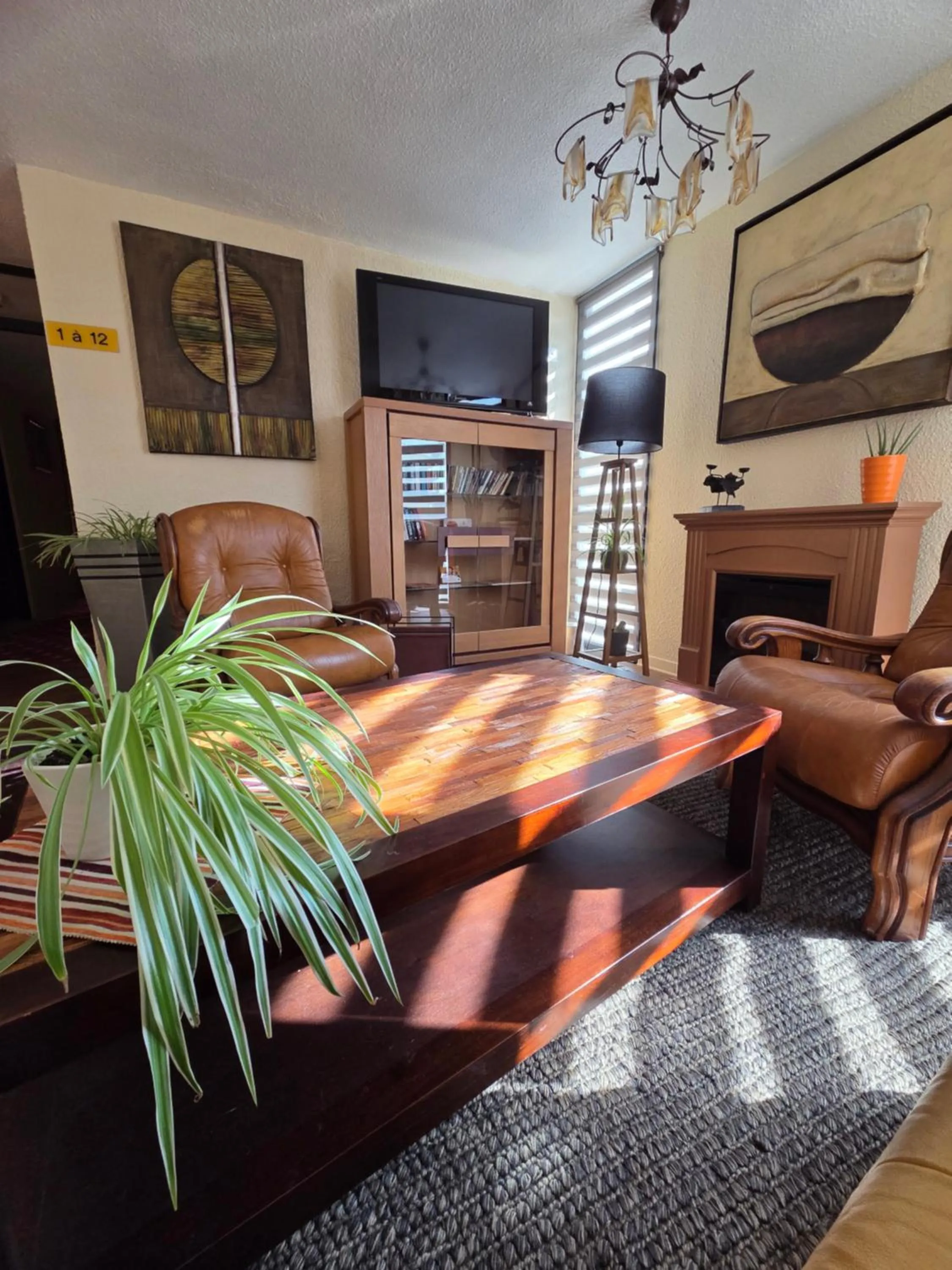 Communal lounge/ TV room in Hôtel L'Etoile Aéroport - A61