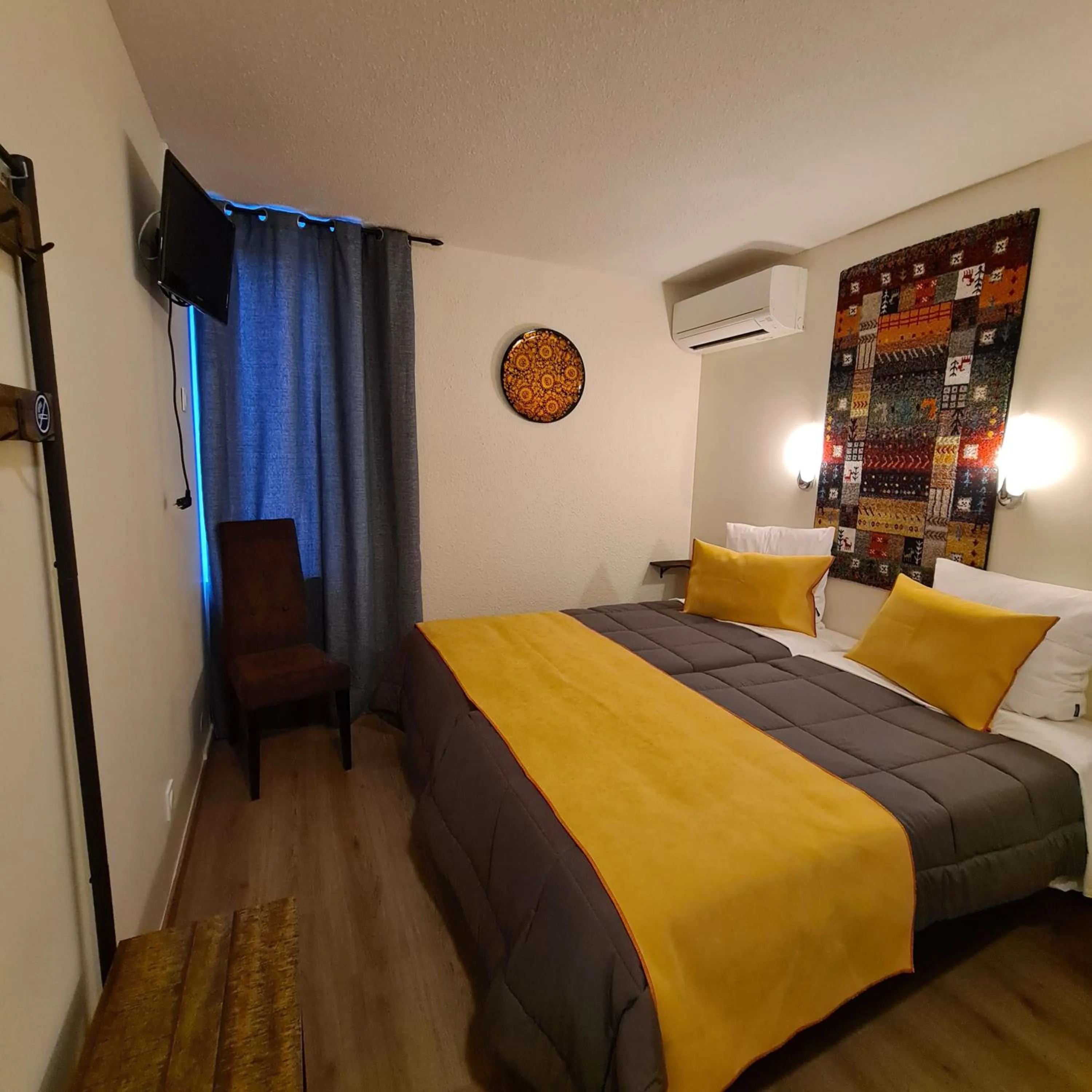 Bedroom, Bed in Hôtel L'Etoile Aéroport - A61