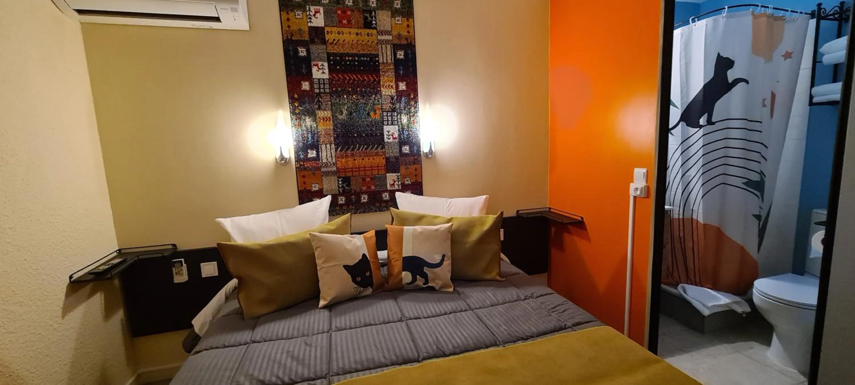 Bedroom, Bed in Hôtel L'Etoile Aéroport - A61