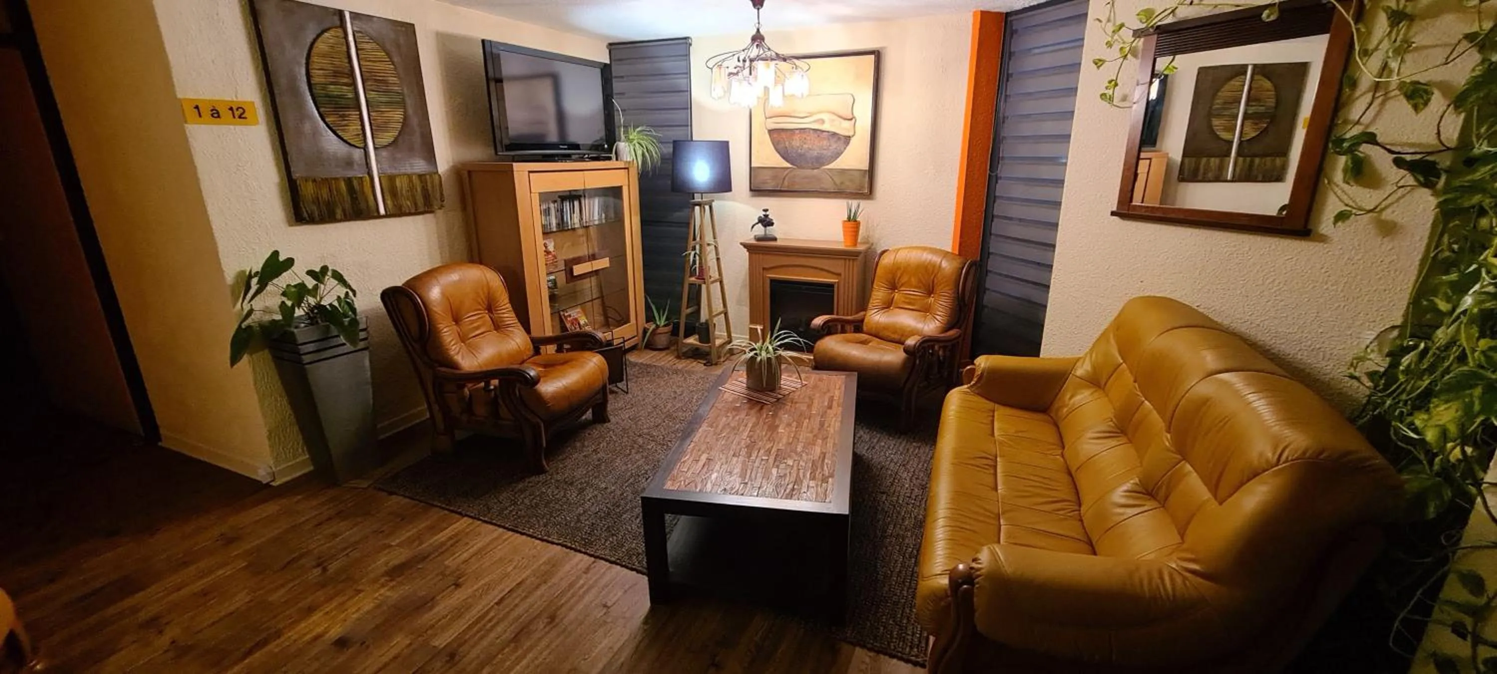 Living room in Hôtel L'Etoile Aéroport - A61