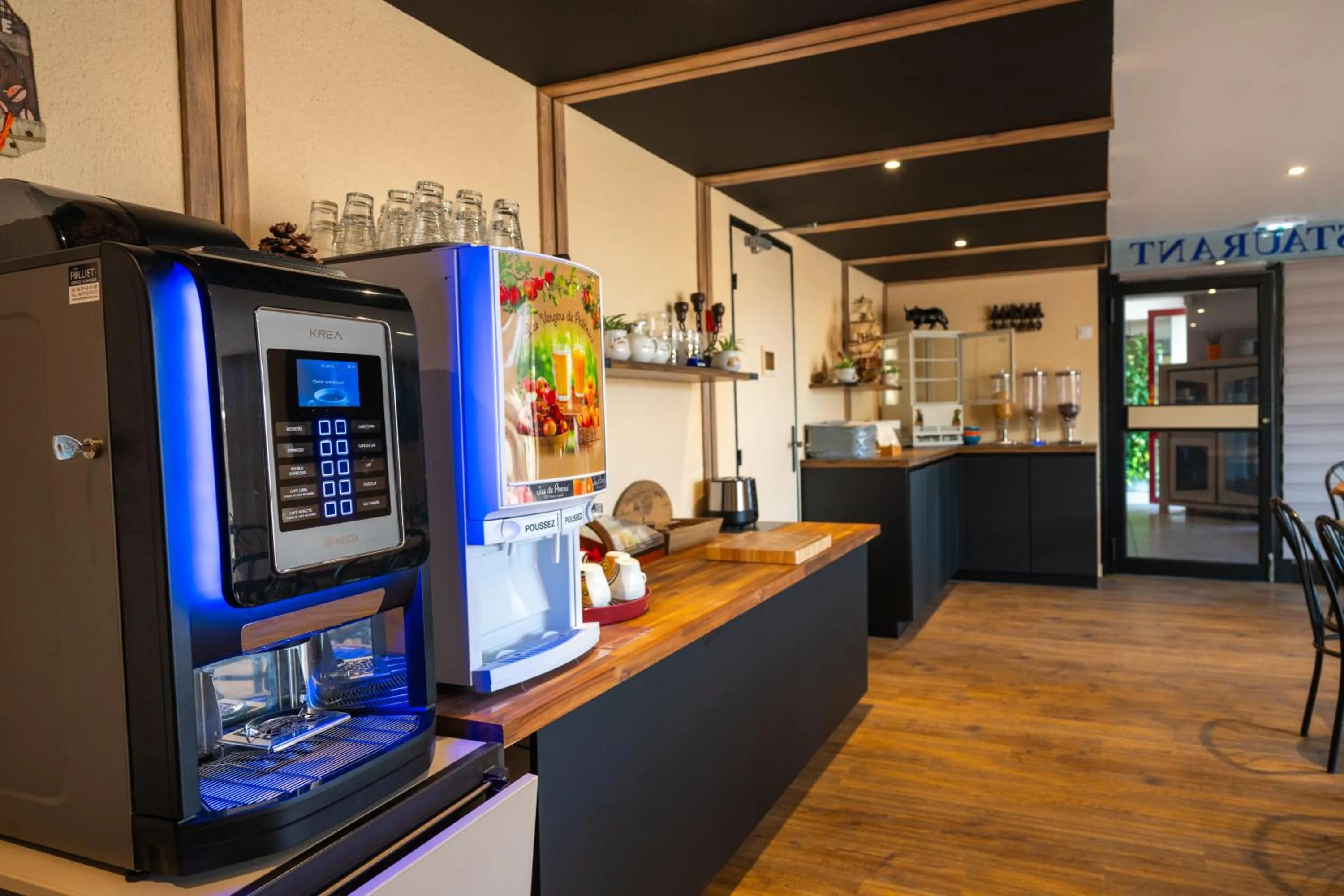 Coffee/tea facilities in Hôtel L'Etoile Aéroport - A61