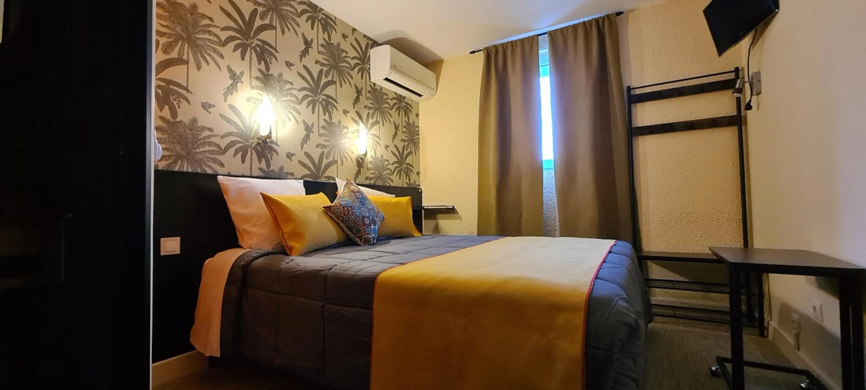 Photo of the whole room, Bed in Hôtel L'Etoile Aéroport - A61