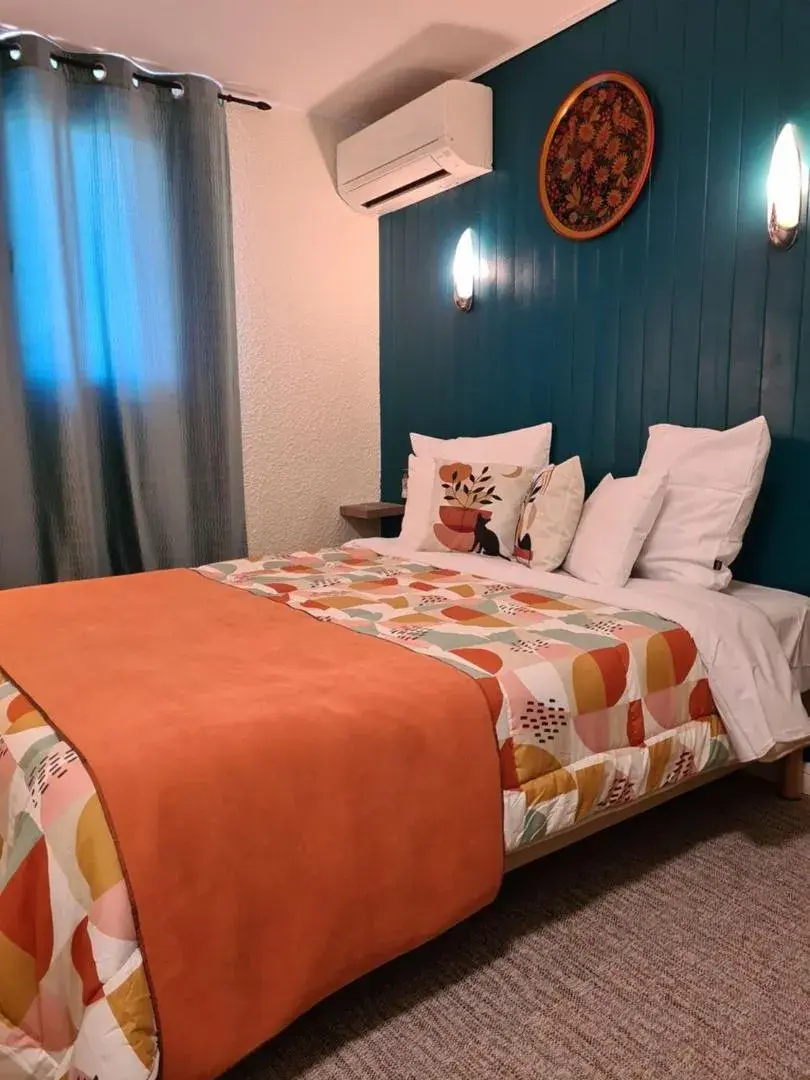 Double Room in Hôtel L'Etoile Aéroport - A61 Double Room in Hôtel L'Etoile Aéroport - A61