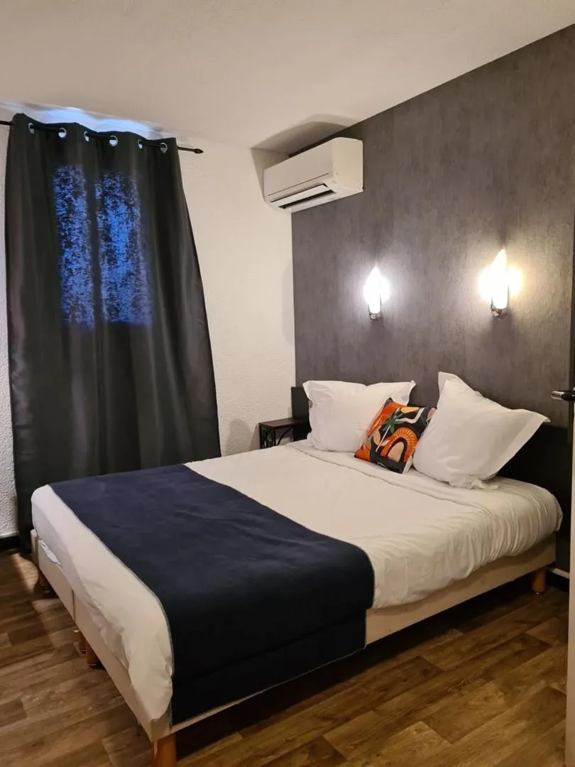 Bedroom, Bed in Hôtel L'Etoile Aéroport - A61